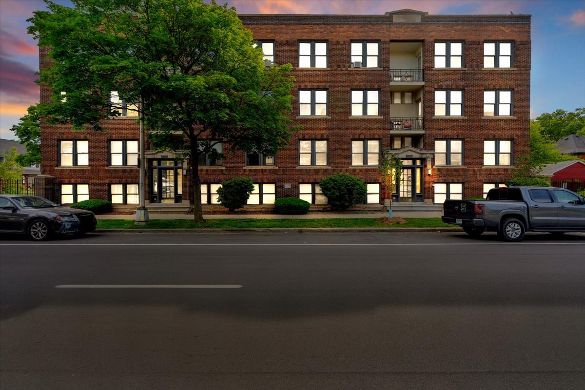 Ever wish you could be minutes from Downtown and Midtown without giving up neighborhood charm?