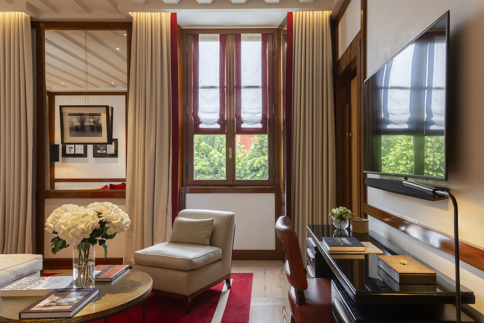 POMI-POMI-2B FAMSUITEGRDN-living-garden.jpg