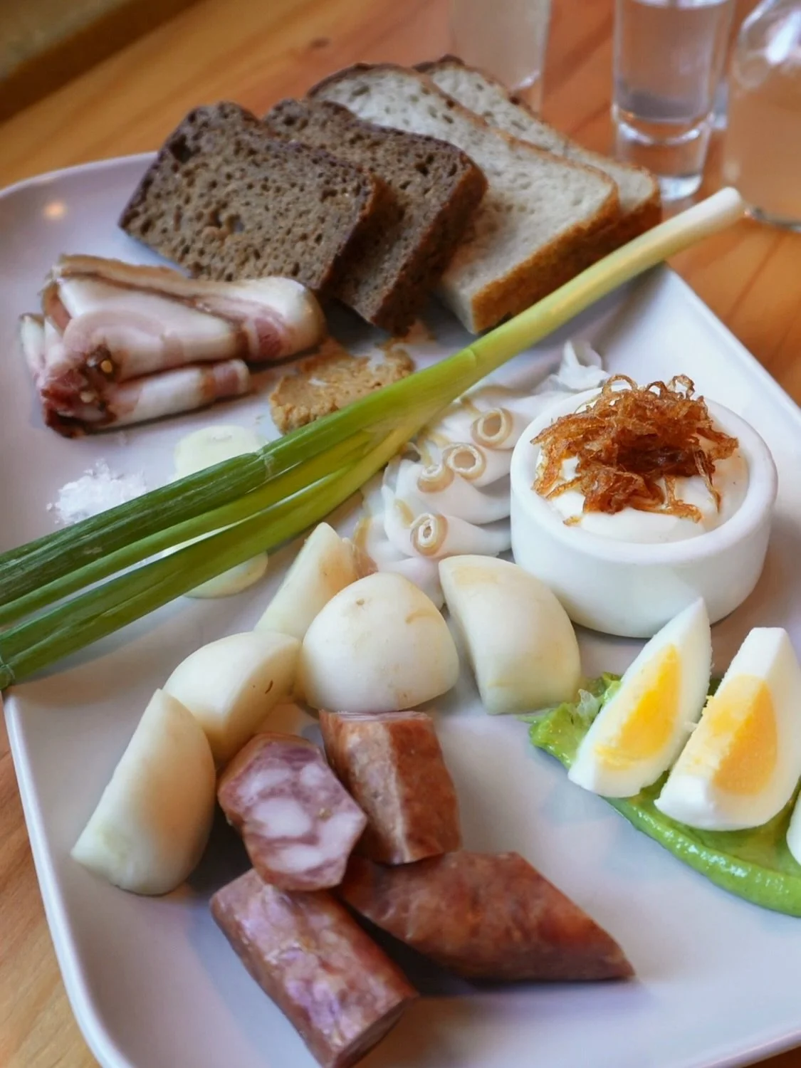 Let&rsquo;s get your Saturday and Sunday happy hour sorted! ONLY at HH - Slava&rsquo;s Drinking Board! All the things you need to get your drink on, according to Slava (Bonnie&rsquo;s dad). 

And what&rsquo;s with the green onion?! You&rsquo;ll never