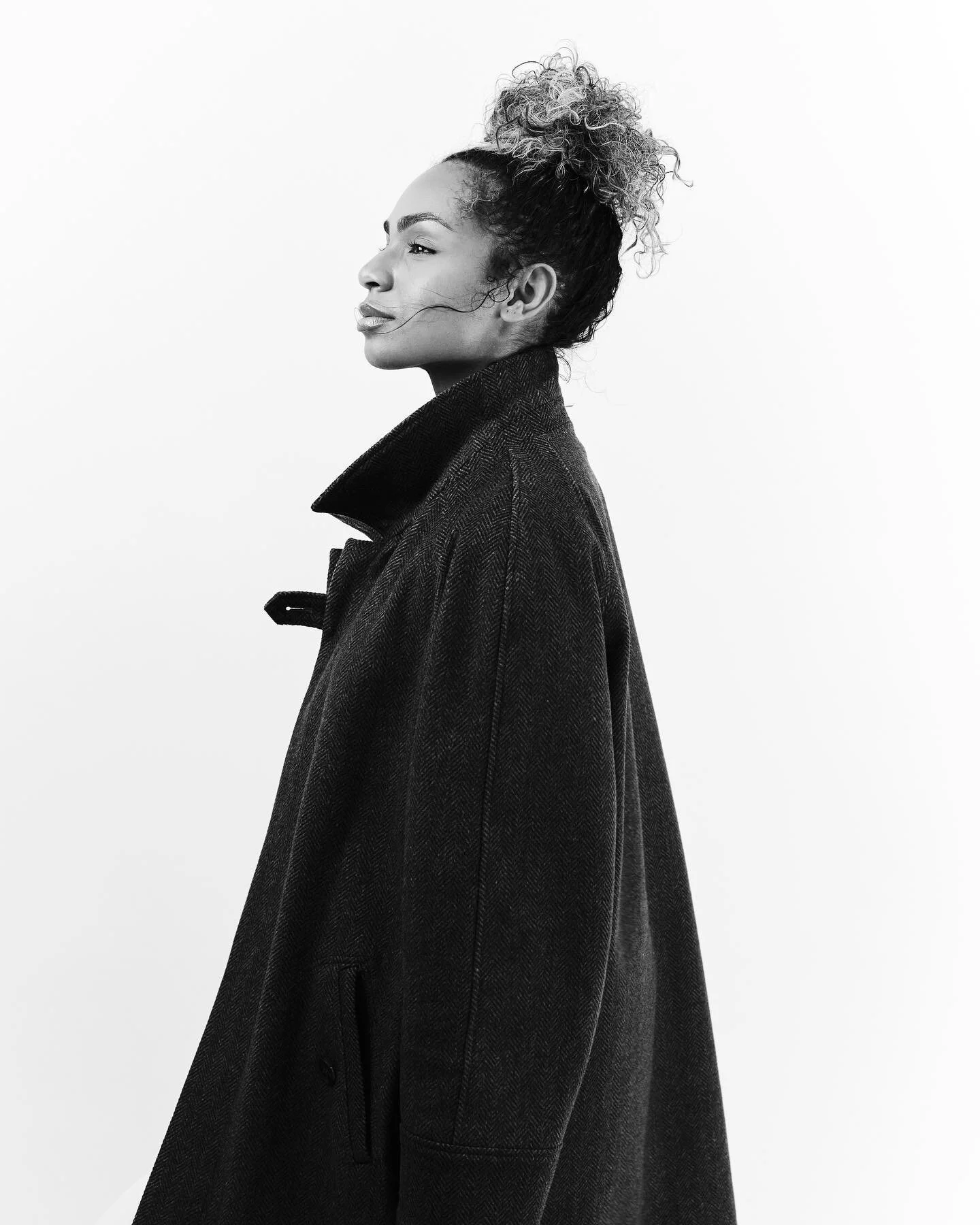 Supermodel, actress, and beauty and fashion influencer Nioby's Social Supermodel, actress, and beauty and fashion influencer Nioby's Social