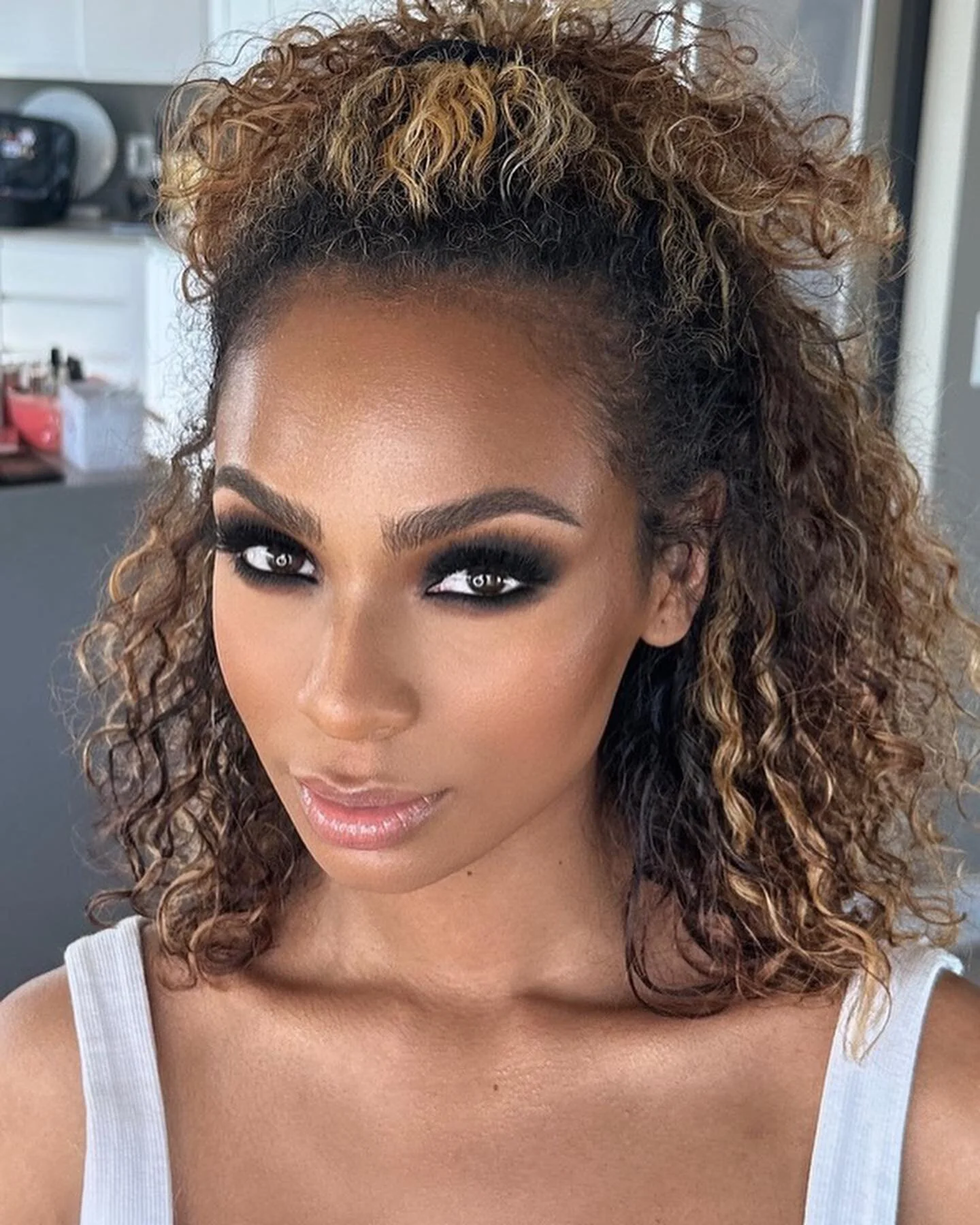 Supermodel, actress, and beauty and fashion influencer Nioby's Social Supermodel, actress, and beauty and fashion influencer Nioby's Social