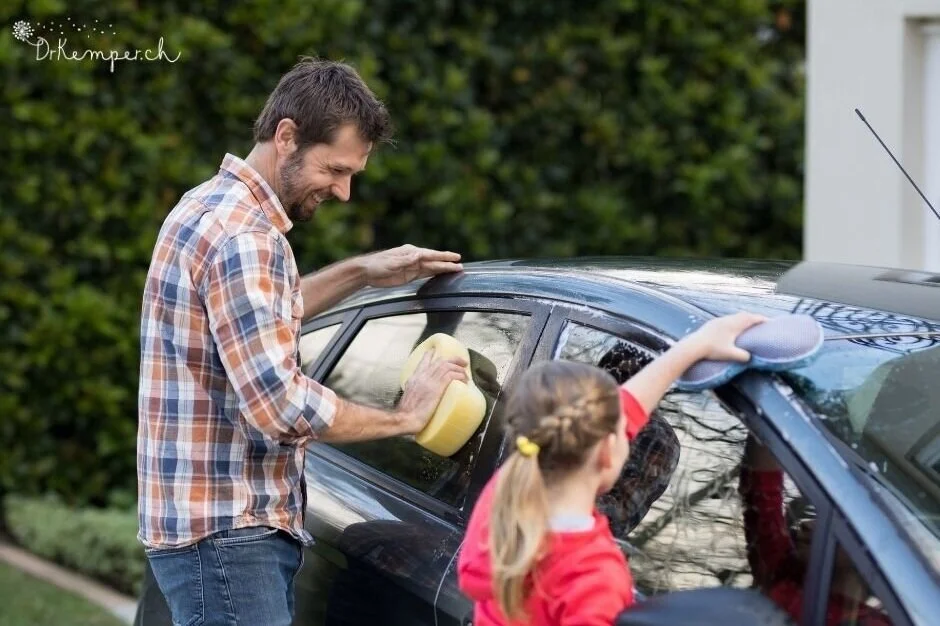 kind-waescht-auto-mit-vater.jpg