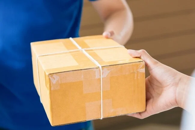 postbote-bringt-paket.png