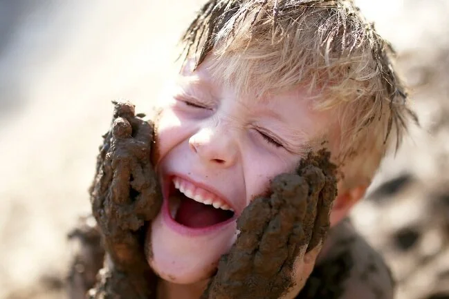 kind-schlamm-an-haenden-im-gesicht.jpg