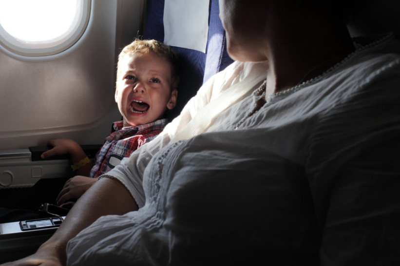 Kind-schreit-im-Flugzeug.png