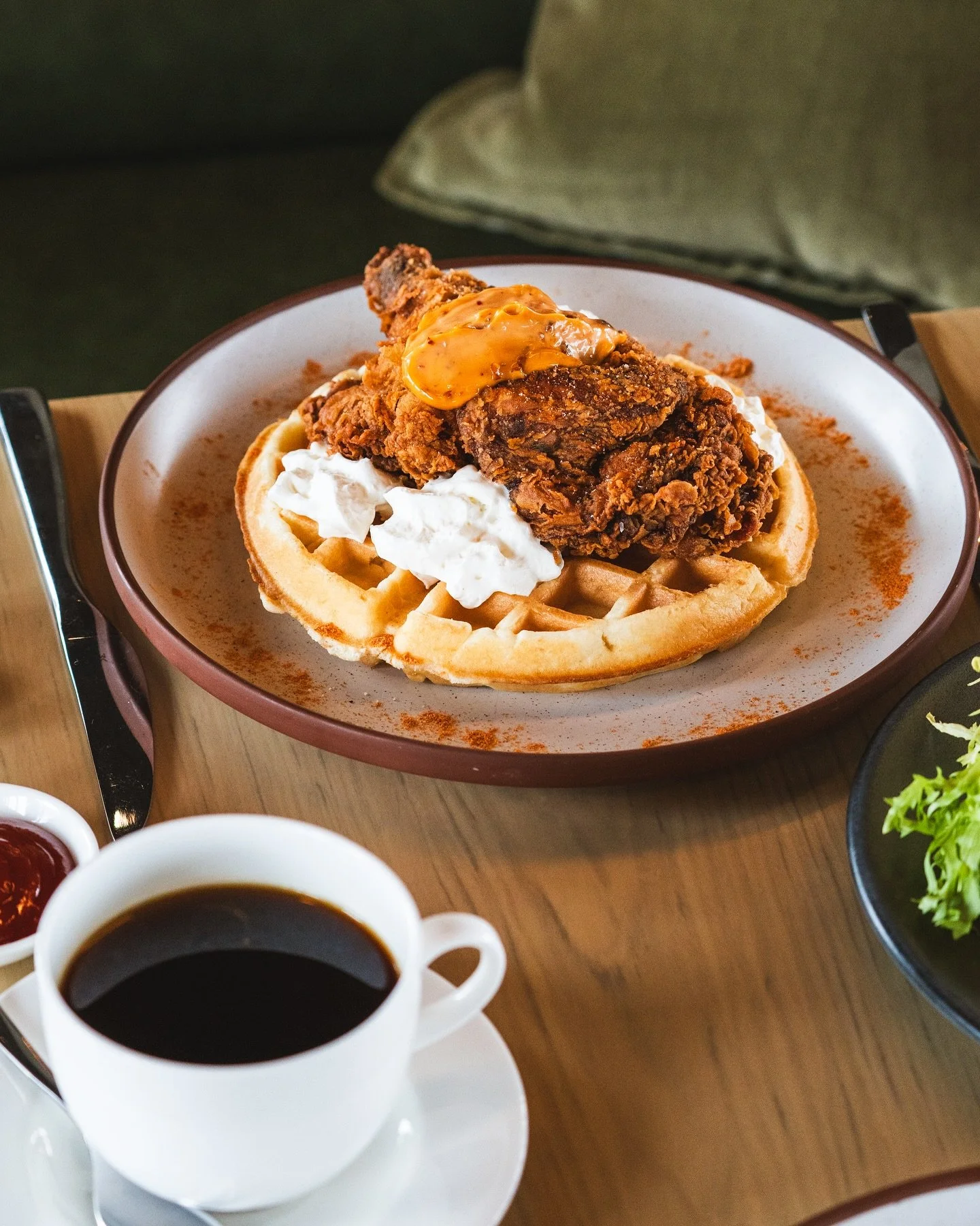 Lunch in Newmarket, served fresh and hot 📸🔥 We had the pleasure of capturing @thepostmarkhotel new lunch menu. Each dish made to satisfy both your cravings and your feed. 

Art Direction &amp; Production: @ava_dor_creative
Photography: @aldopescato