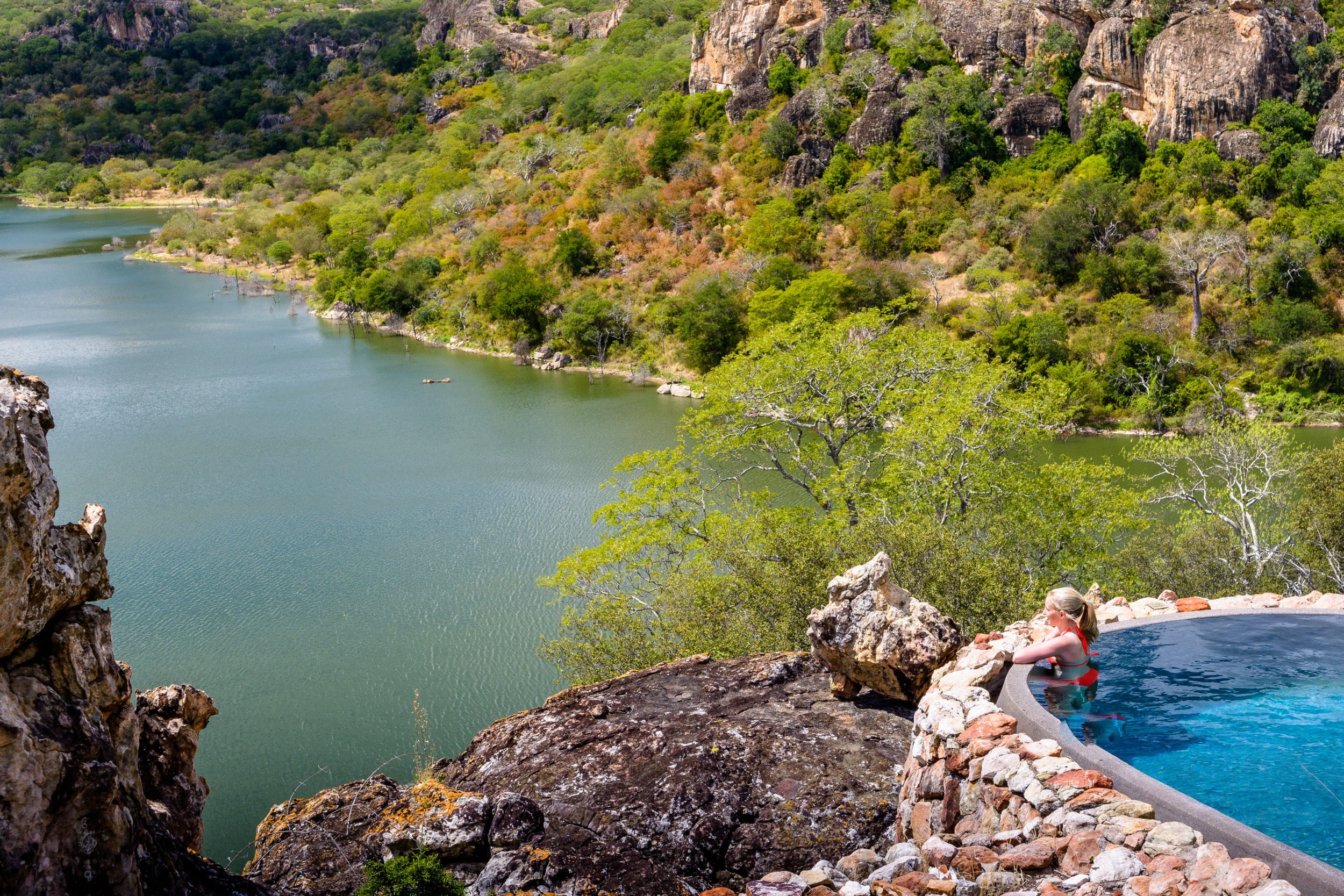 Pamu_Malilangwe-Dam-and-Swimming-Pool-with-Guest-overlooking-dam_Adriaan-Louw-scaled.jpg