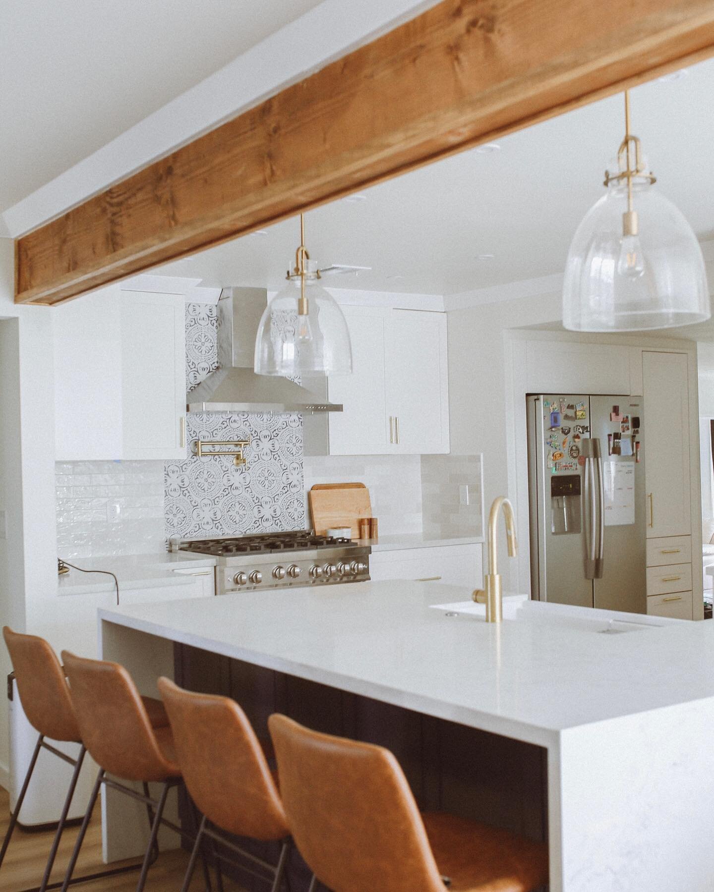 Sharing one of my favorite kitchen remodels so far&hellip; the  #barelakitchenremodel. It captures my &ldquo;signature style&rdquo; Something I&rsquo;ve been trying to perfect as I take on more design projects. 
Clean, bright, happy, calming &amp; we