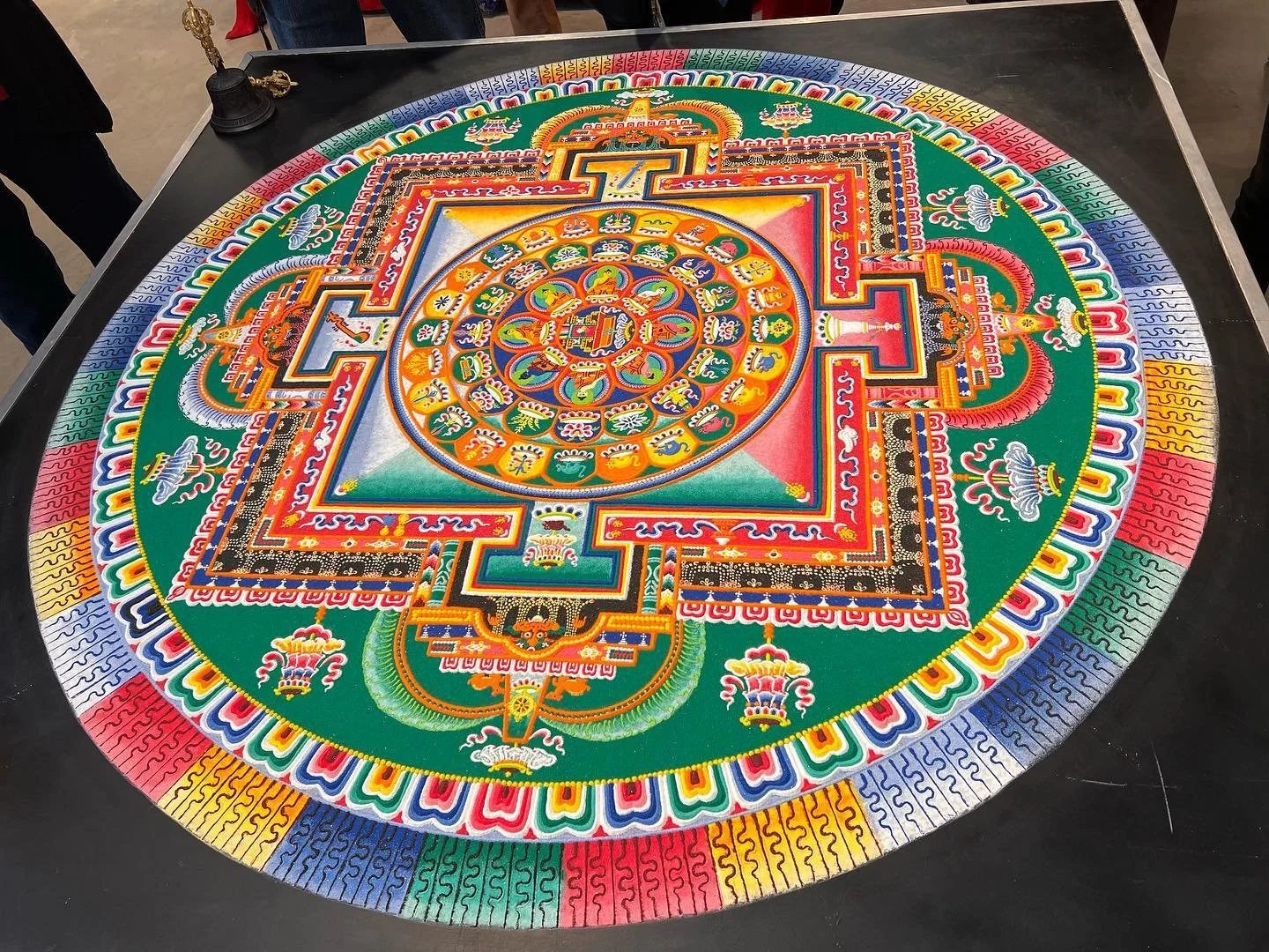 Last week I had the pleasure of going to participate in the Tibetan Monk&rsquo;s Sand Mandala by the Drepung Loseling Monastery. I got to learn (very basically) how the use tools to draw the mandalas and spend some time collaborating with others on o
