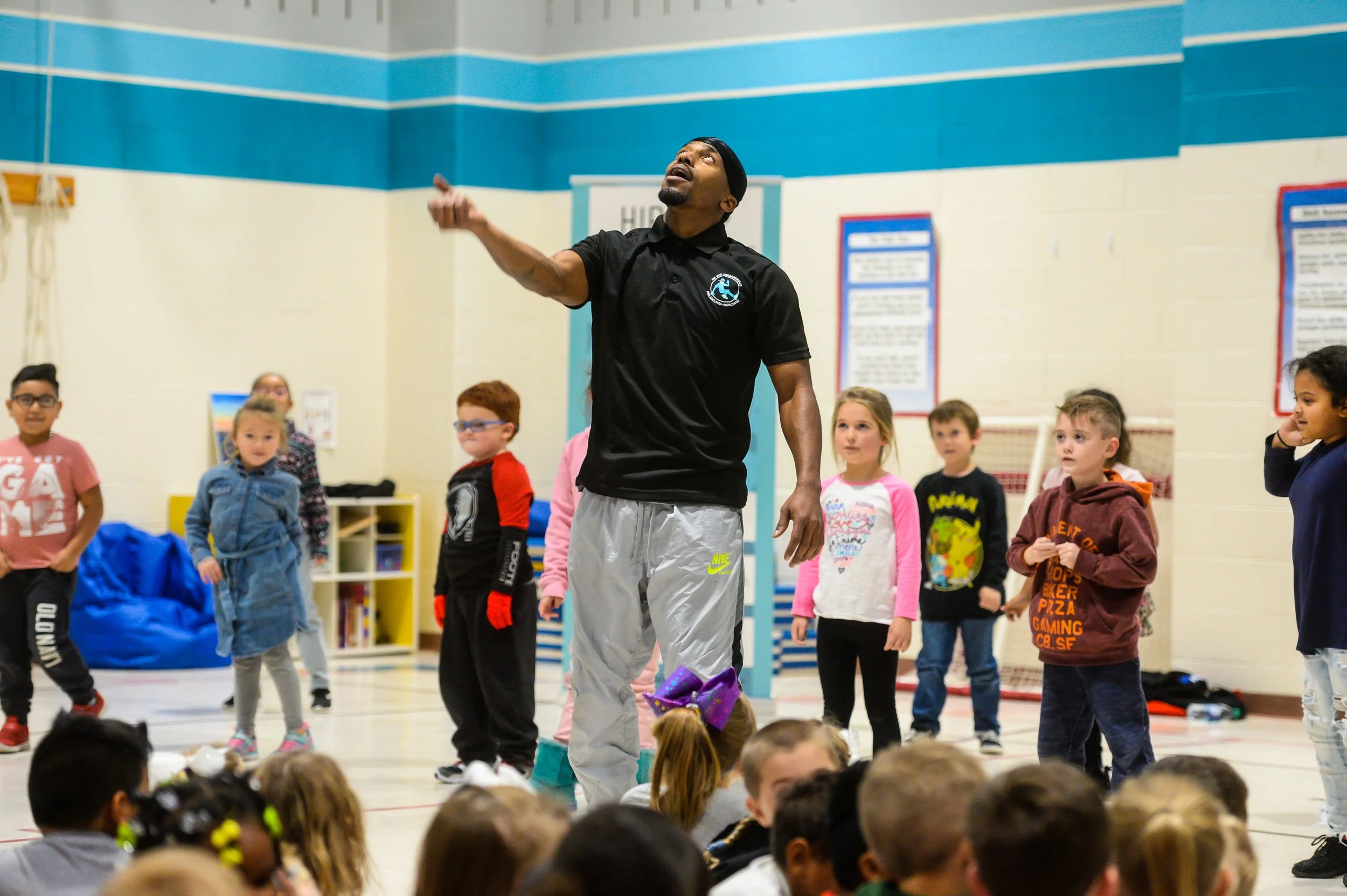BoxWon showing popular dance moves to new students