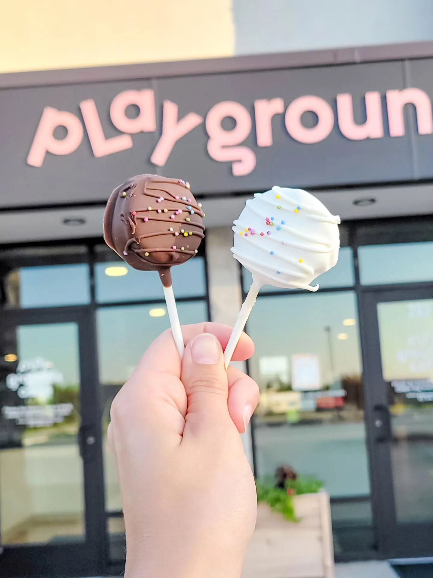 We asked @jessdessertsdsm if she could make us some Cake Pops and (of course) she MORE THAN delivered!! We are so excited to have these new sweet treats available NOW! 🍭🍰
⏰️ Open Play & Cafe Summer Hours:
M/W/F: 7 am - 1 pm
Tu/Th: 7 am - 7 pm