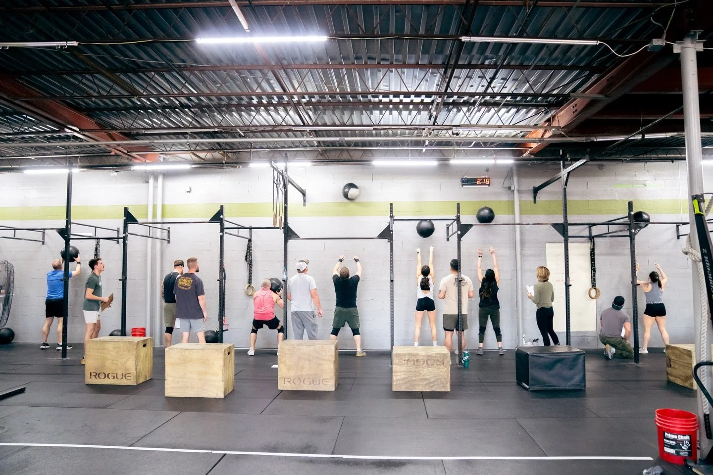 Friday Night Lights Week 1 was 🔥 Shoutout to all our incredible athletes, judges, and spectators for making this an amazing night!

📸: @dclark_media 

#crossfit #crossfitopen #26point1 #wallballs #cedarcity