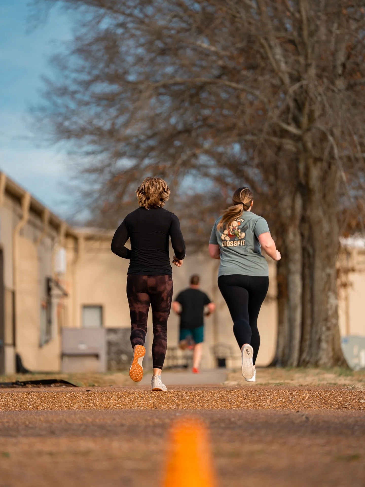 Running is always better with friends! 🏃&zwj;♂️🏃🏻&zwj;♀️

📸: @dclark_media 

#run #crossfit #running #fitness #gym