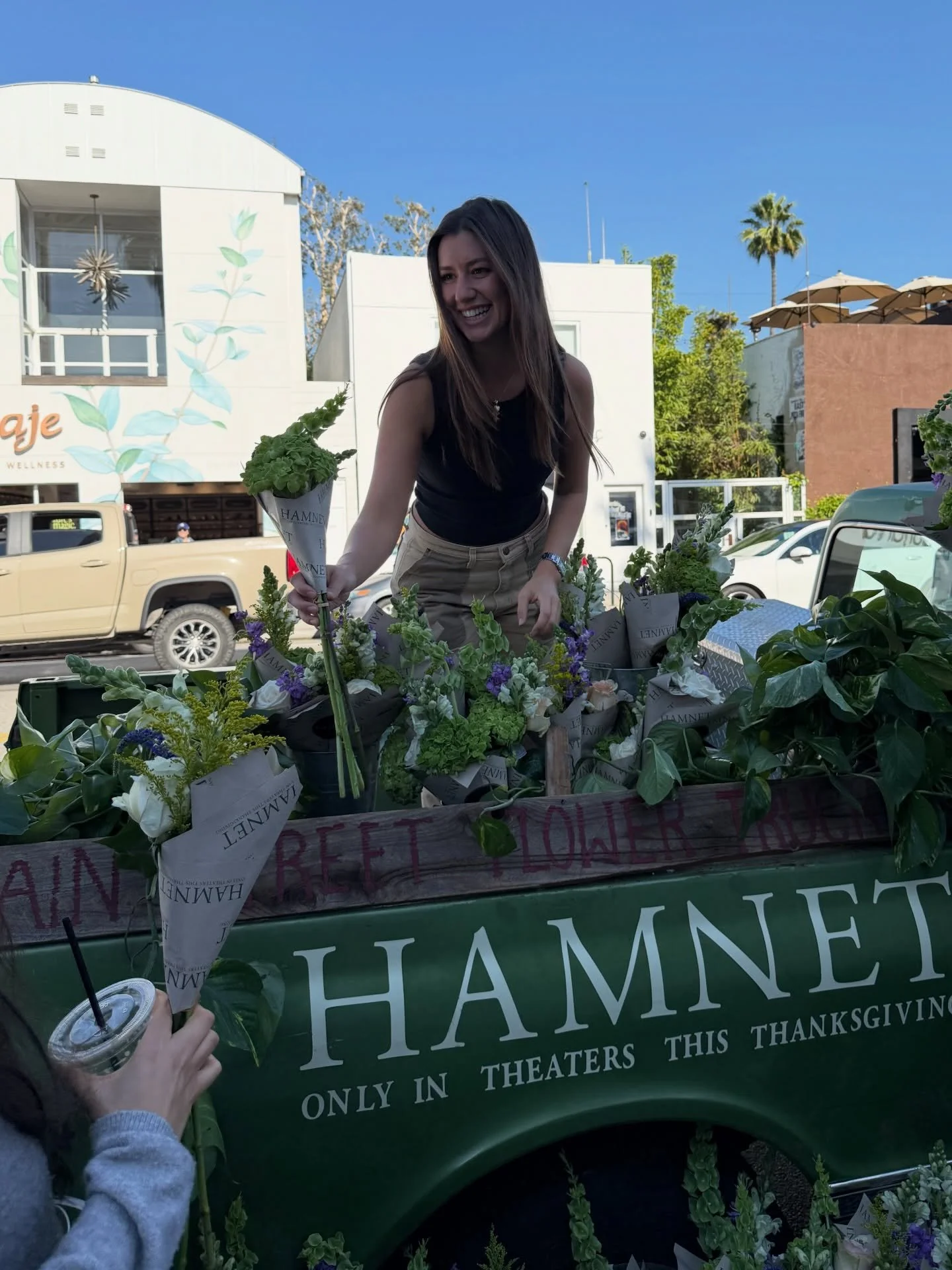 HAMNET day 3!!! The final day of our three-day flower truck tour to promote @hamnetmovie with @focusfeatures!

Day 3:
📍Venice on Abbot Kinney
💐 450 of 450!!!

And now the recap is complete 🙂&zwj;↕️🥰 This was the best experience with the best team