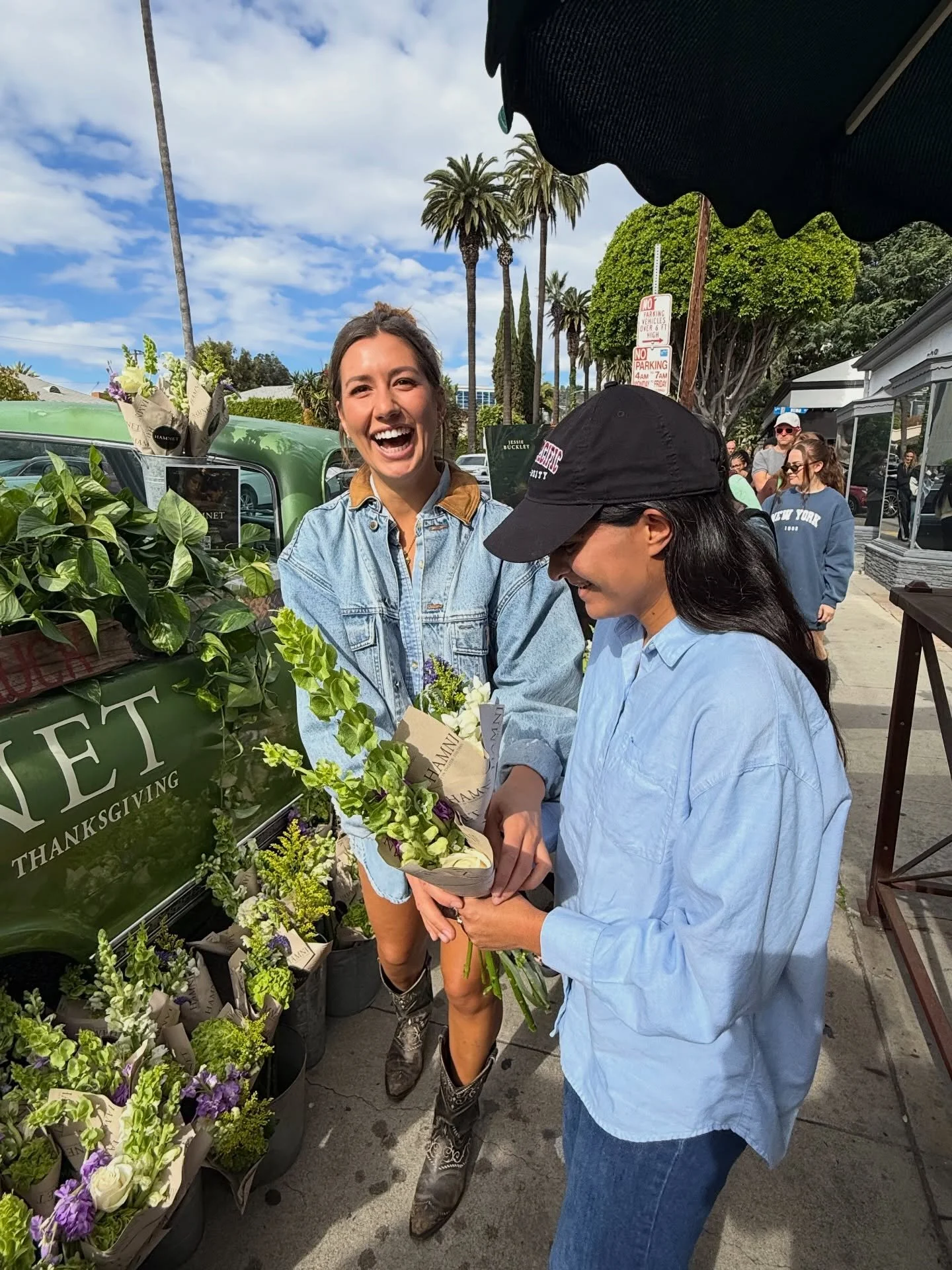 HAMNET day 2!!! 150 more bouquets given out in our weekend-long LA tour with @hamnetmovie and @focusfeatures!!!

Day 2:
📍West Hollywood at @bravo.toast 
💐 300 of 450

Thank you to everyone who waited in line and came by!!! I&rsquo;m still in absolu
