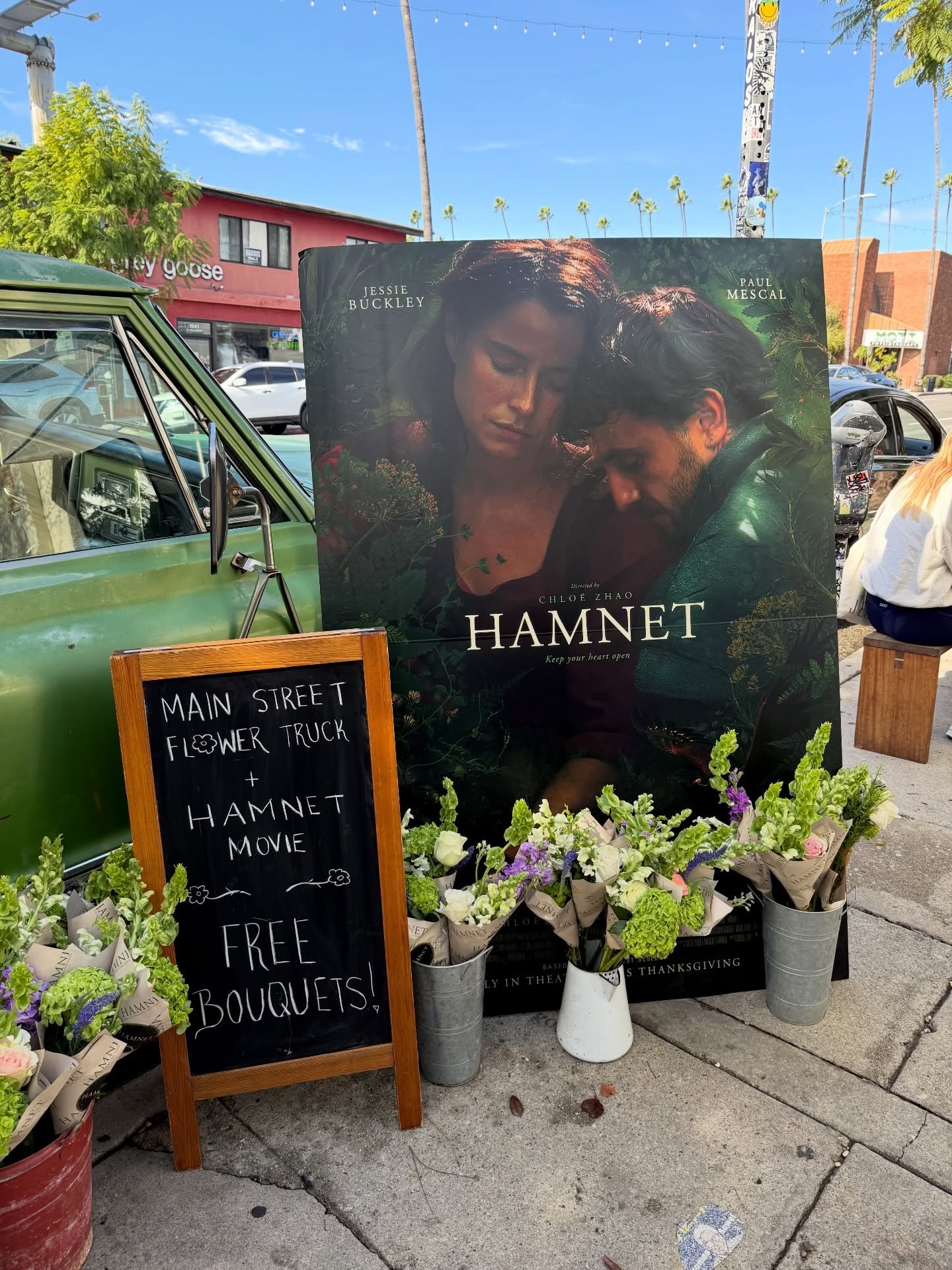 HAMNET day 1 of 3!!! A recap from the first stop handing out 450 bouquets to promote @hamnetmovie with @focusfeatures!!! 🌿🪻

Day 1: 
📍Los Feliz at @marucoffeela
💐 150 of 450

This experience was beyond phenomenal; from the initial planning and be