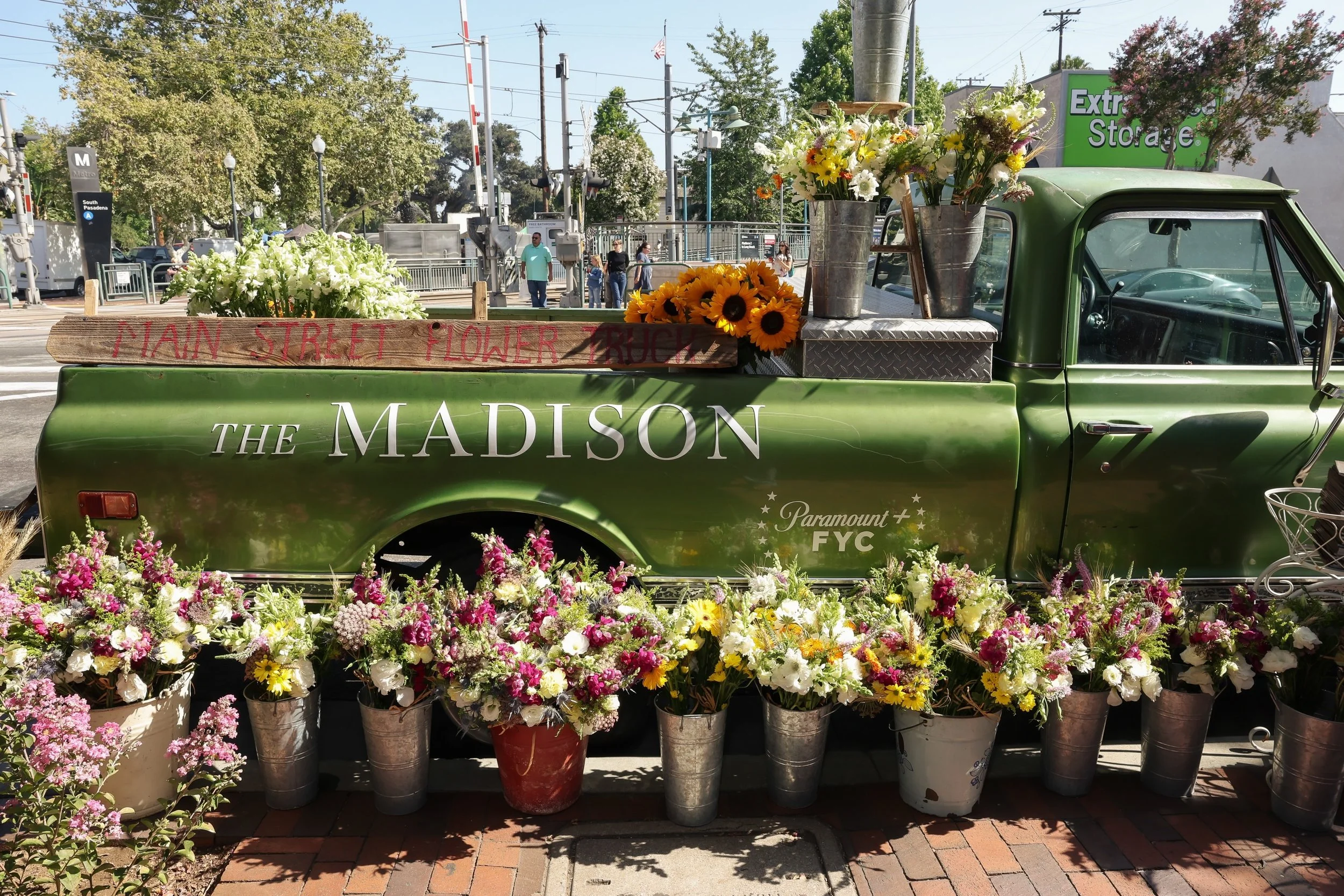 Continuing the recap from @themadisonpplus&rsquo;s 6-event extravaganza with our farmers market pop-ups!!! 😍🏔️ 

We gave out 300+ bouquets across three farmers markets, stopping in South Pasadena, Brentwood, and Santa Monica. These particular pictu