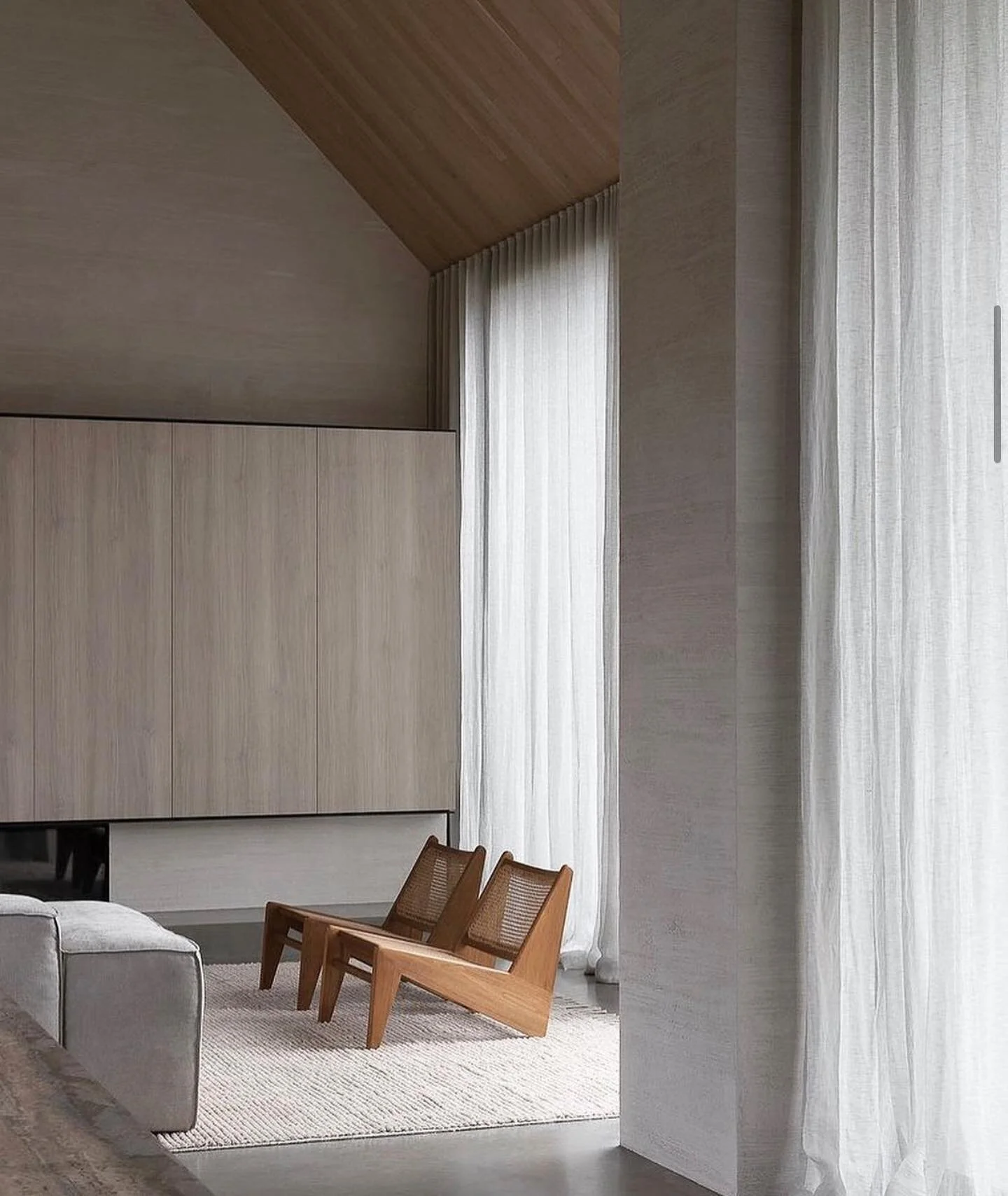 Simplicity at its finest, what a stunning space 🙌🏼

cc: @carlierandco_ @adamkanearchitects