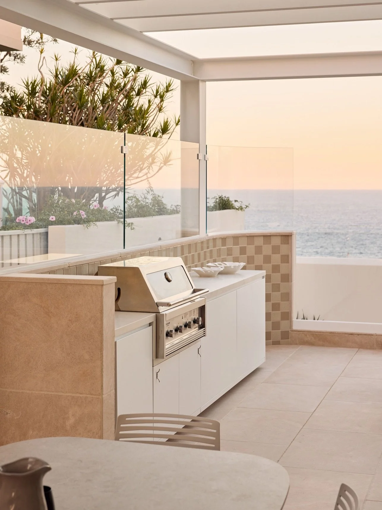 Built to make the most of the view, this outdoor entertaining space combines durable materials and practical design to create a space that can be enjoyed year-round #prosperprojects 

Designed by @studioyorkarchitects 
Shot by @project.shots