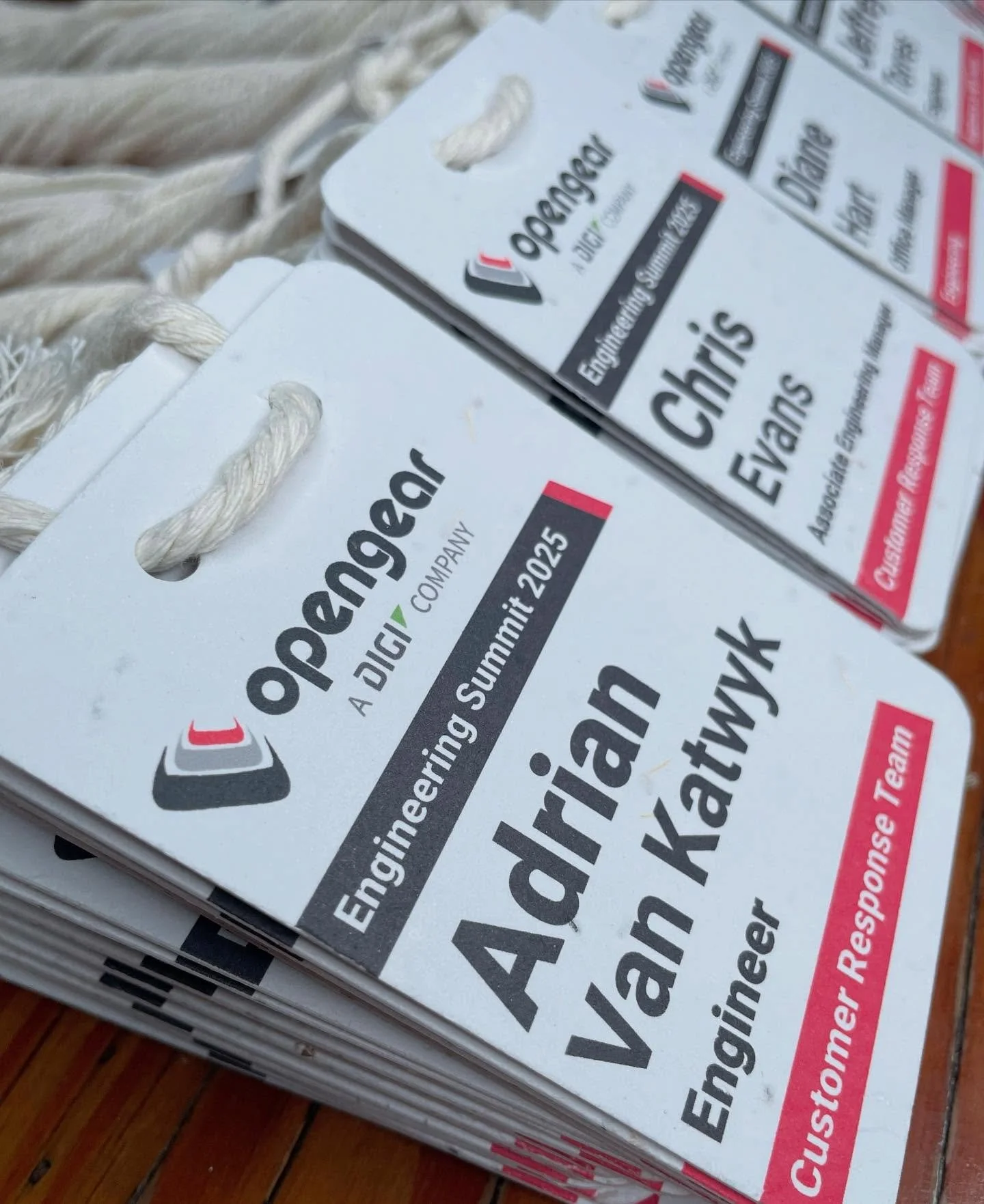 We design, print, attach the lanyards, and pack your badges in guest-list order - so your team doesn’t have to.
All-in-one. Zero fuss. Mother Nature approved. 🌿
#sustainableevents #ecobadges