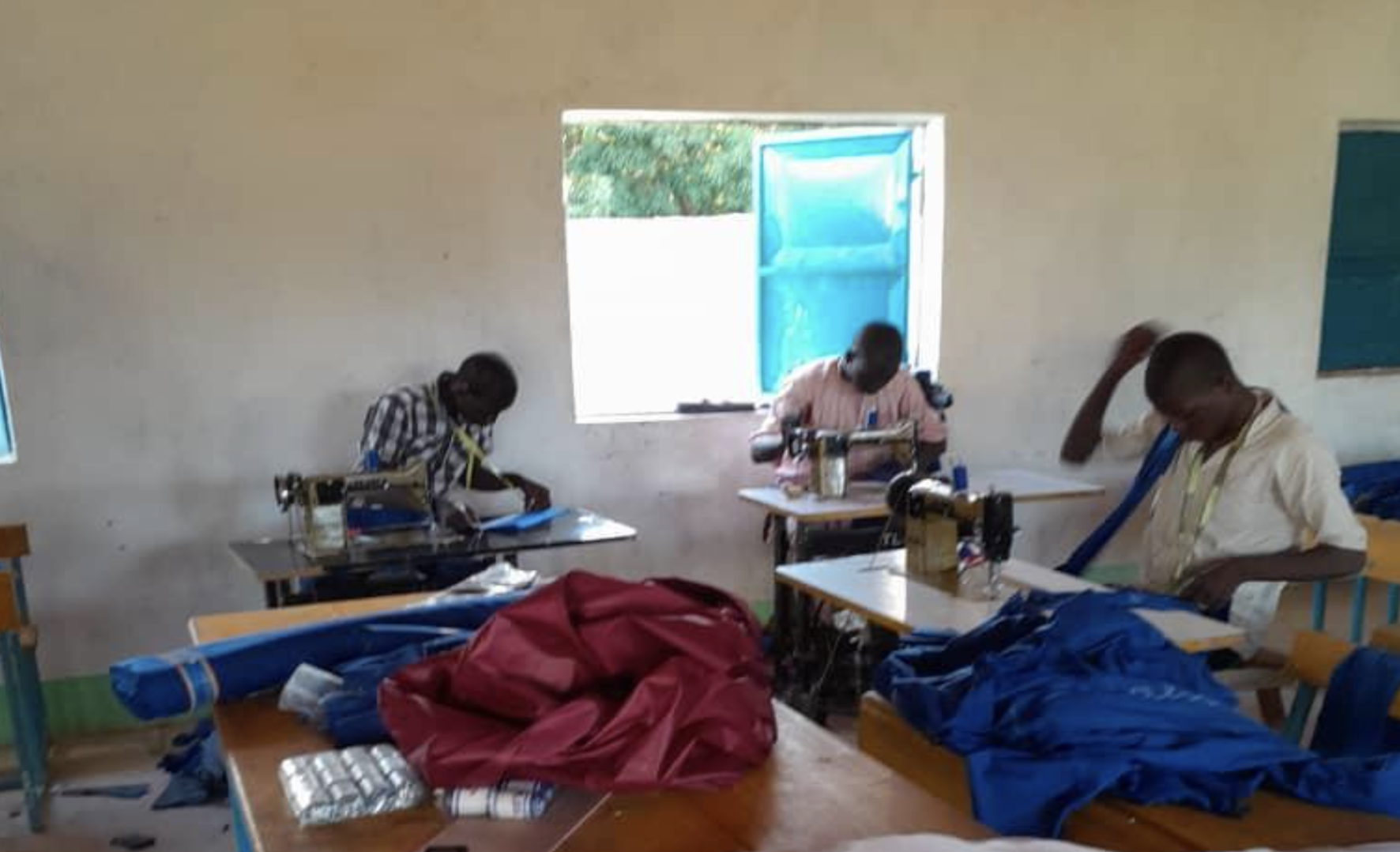 Zimmerei in der Umgebung von Kélo – Holz wird vor Ort zu Dachstühlen verarbeitet, lokaler Schreiner stellt Schulmöbel her