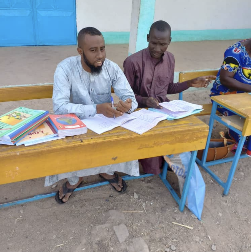 Kinder und Eltern warten gespannt auf die Zeugnisse bei der Zeugnisübergabe der YED BE YED-Schule 2022