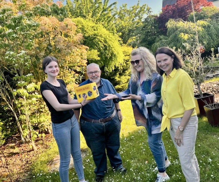 Johanna übergibt die Spendenbox