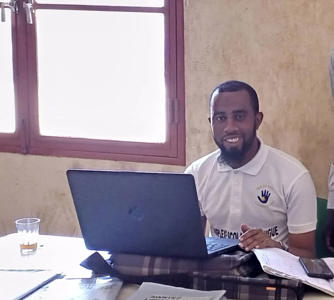 Portrait von Mahamat Saleh Tahir Ali, Schuldirektor in Kélo bei YED BE YED