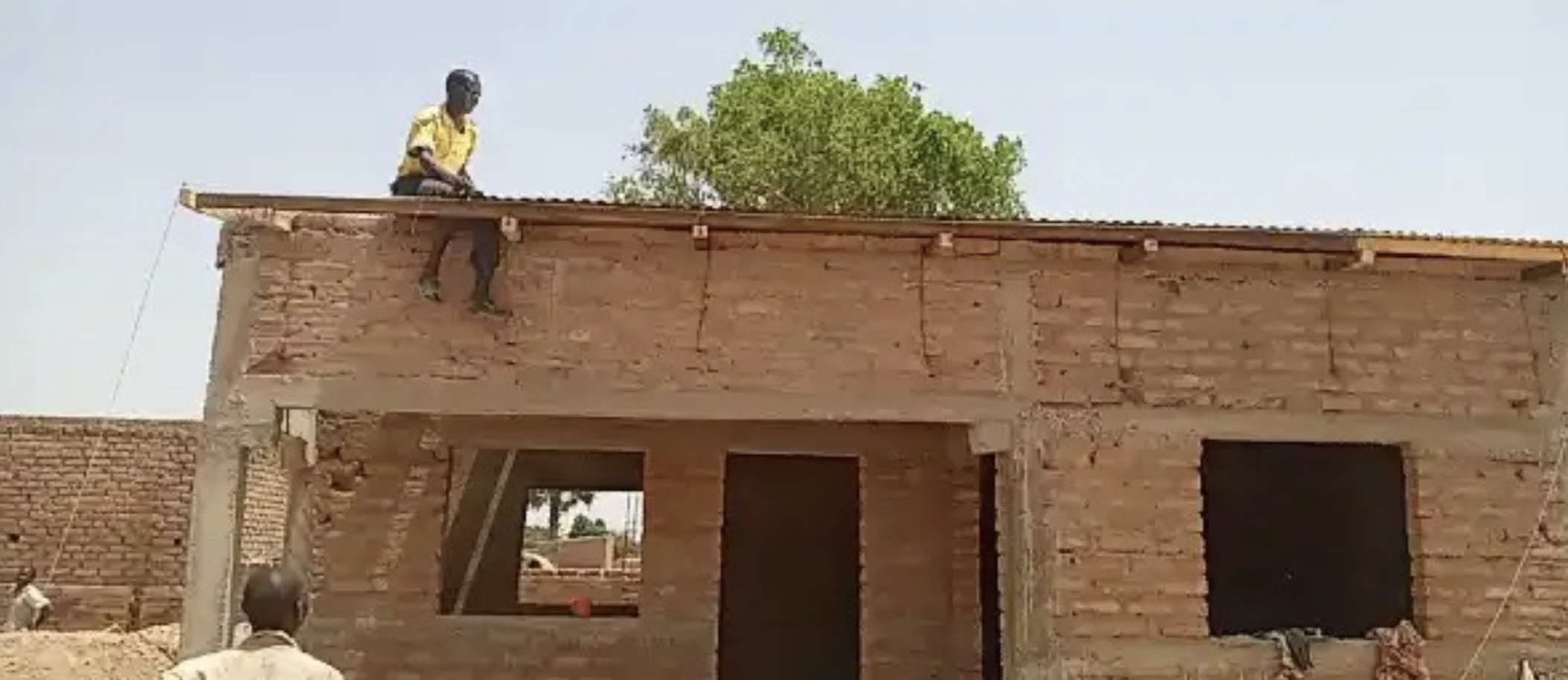 Ziegelsteinproduktion im Tschad – Sand wird in Ziegeleien zu Steinen gebrannt für den Bau der YED BE YED-Schule in Kélo