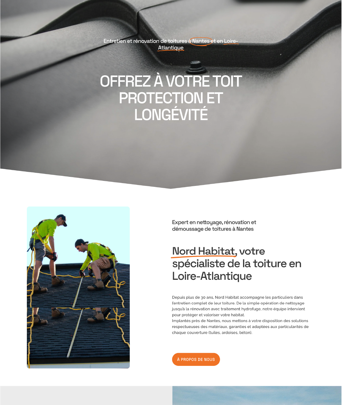 Page web d'une entreprise spécialisée dans la réparation et la rénovation de toits en Loire-Atlantique, avec un gros plan sur une toiture et une photo de deux ouvriers en train de travailler sur une toiture.