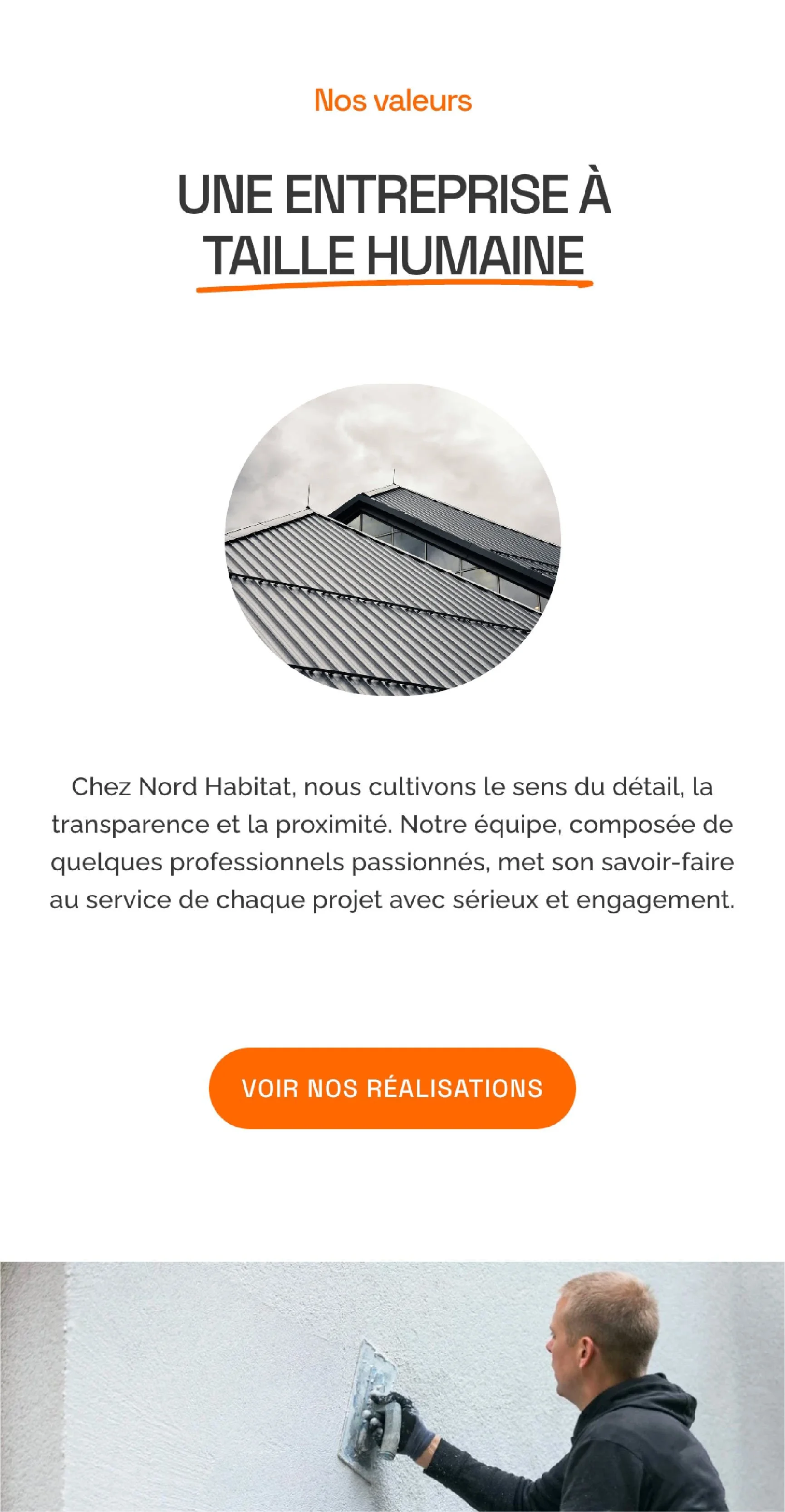 Une page de site web promotionnelle pour une entreprise de taille humaine, avec un logo circulaire d'un bâtiment avec une toiture en métal, un bouton orange 'VOIR NOS RÉalisATIONS', et une image en bas d'un homme en train de faire des travaux sur un mur.
