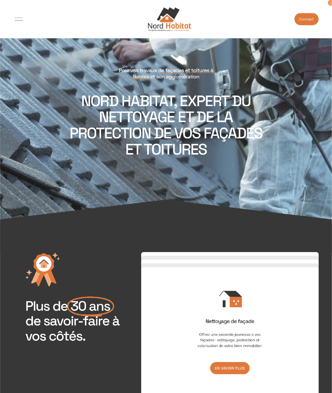 Page d'accueil d'une entreprise de nettoyage de façades et toitures, montrant une personne en tenue de protection utilisant un équipement de nettoyage sur une toiture.
