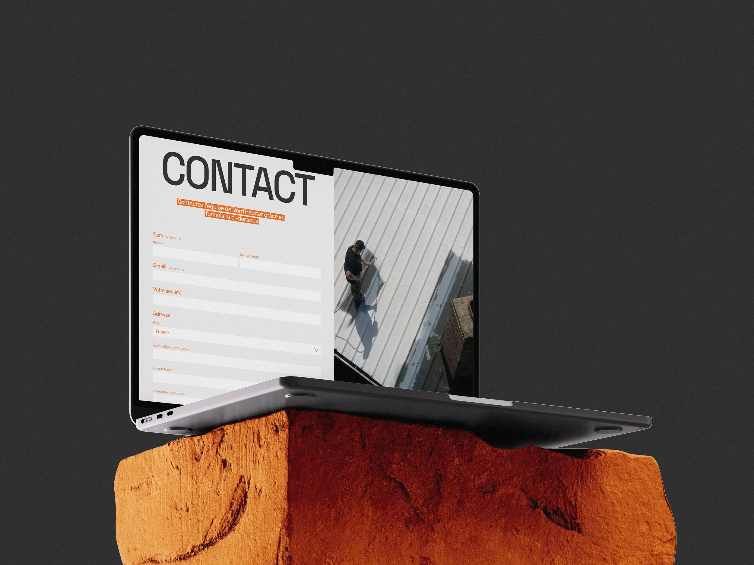 Capture d'écran d'une tablette affichant un formulaire de contact à gauche et une vue aérienne d'une personne en haut d'un bâtiment à droite.