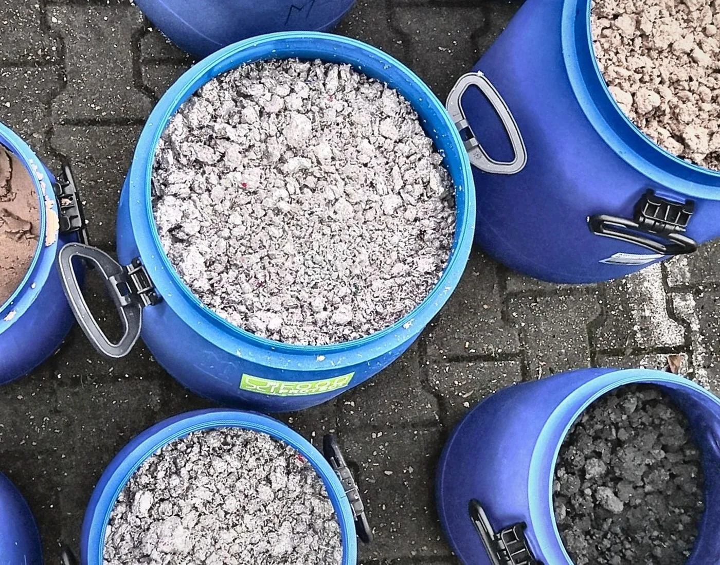 Sample containers with residues
