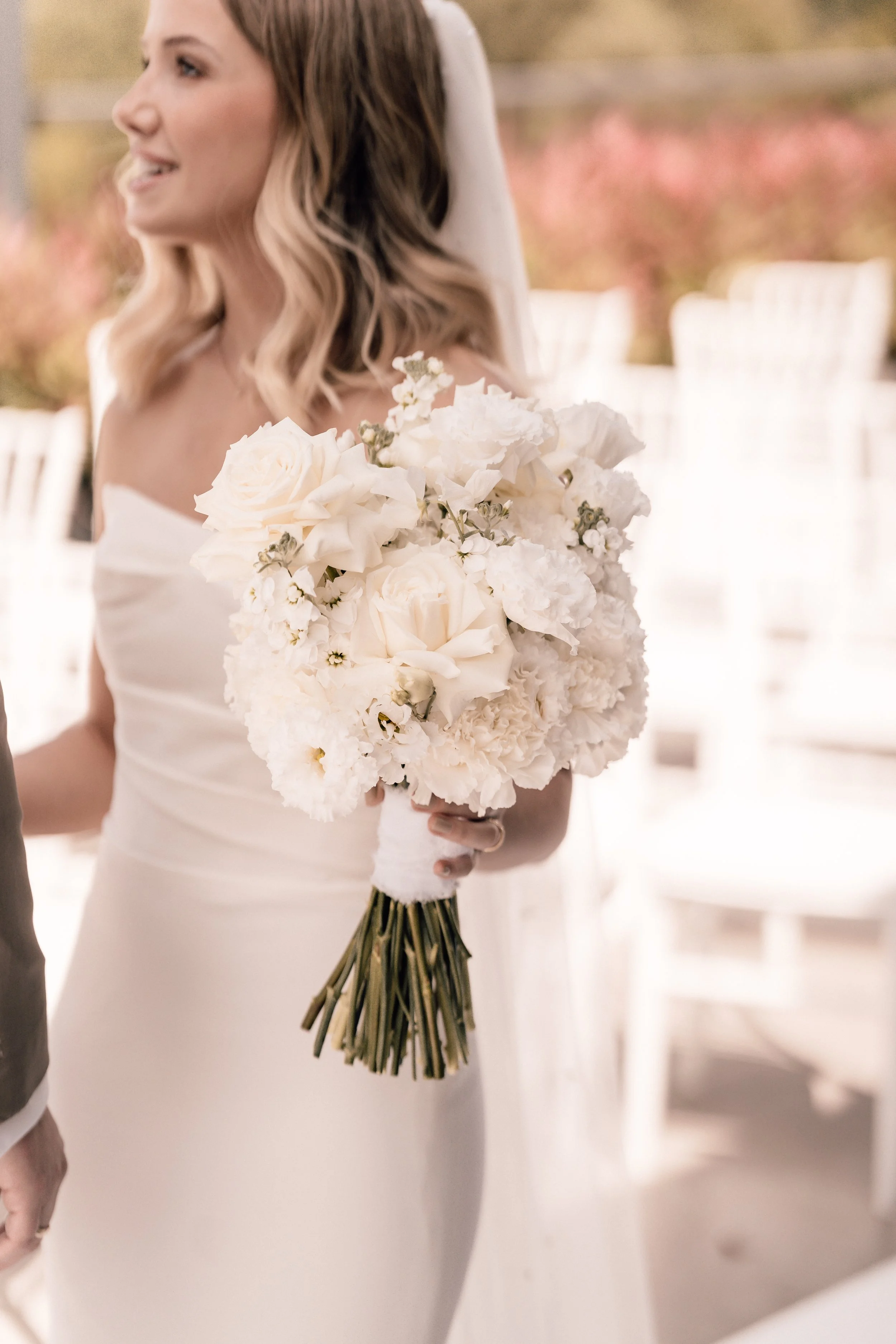 Eine Braut hält einen weißen Blumenstrauß bei einer Hochzeit. Sven Goos Fotografie