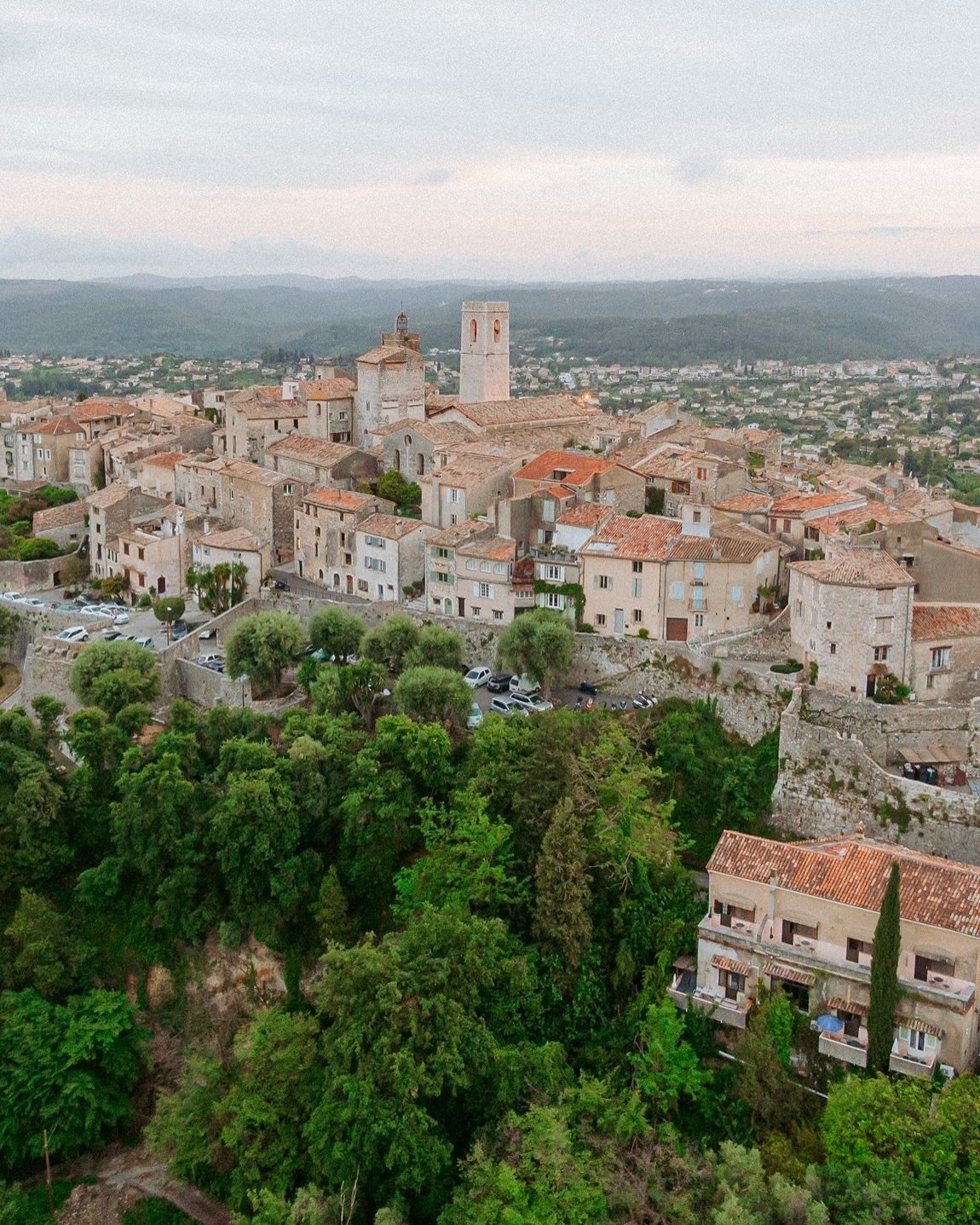 Dream about this french countryside of the Provence where once lived Van Gogh, C&eacute;zanne, Picasso? About the Lavender fields, olive groves, sun-drenched vineyards and Medieval hilltop villages? Or about a slow life that we can spend a long lunch