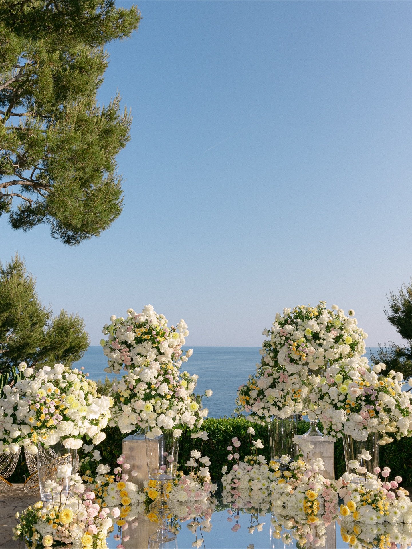 A proposal @fscapferrat ... it doesn't get more magical than this! 💍✨
Planner: @theproposers 
Flowers and decoration: @waynerileyflowers
Music: @music3000_nice_centre

#frenchrivieraproposal #monacoproposal #southoffranceproposal #sainttropezproposa