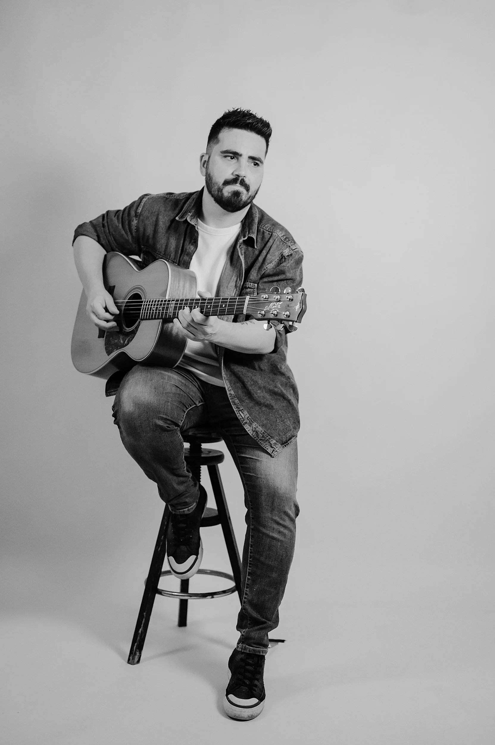Luca Morisco lead singer of Akira Manera acoustic duo portrait by Letizia Maccarini