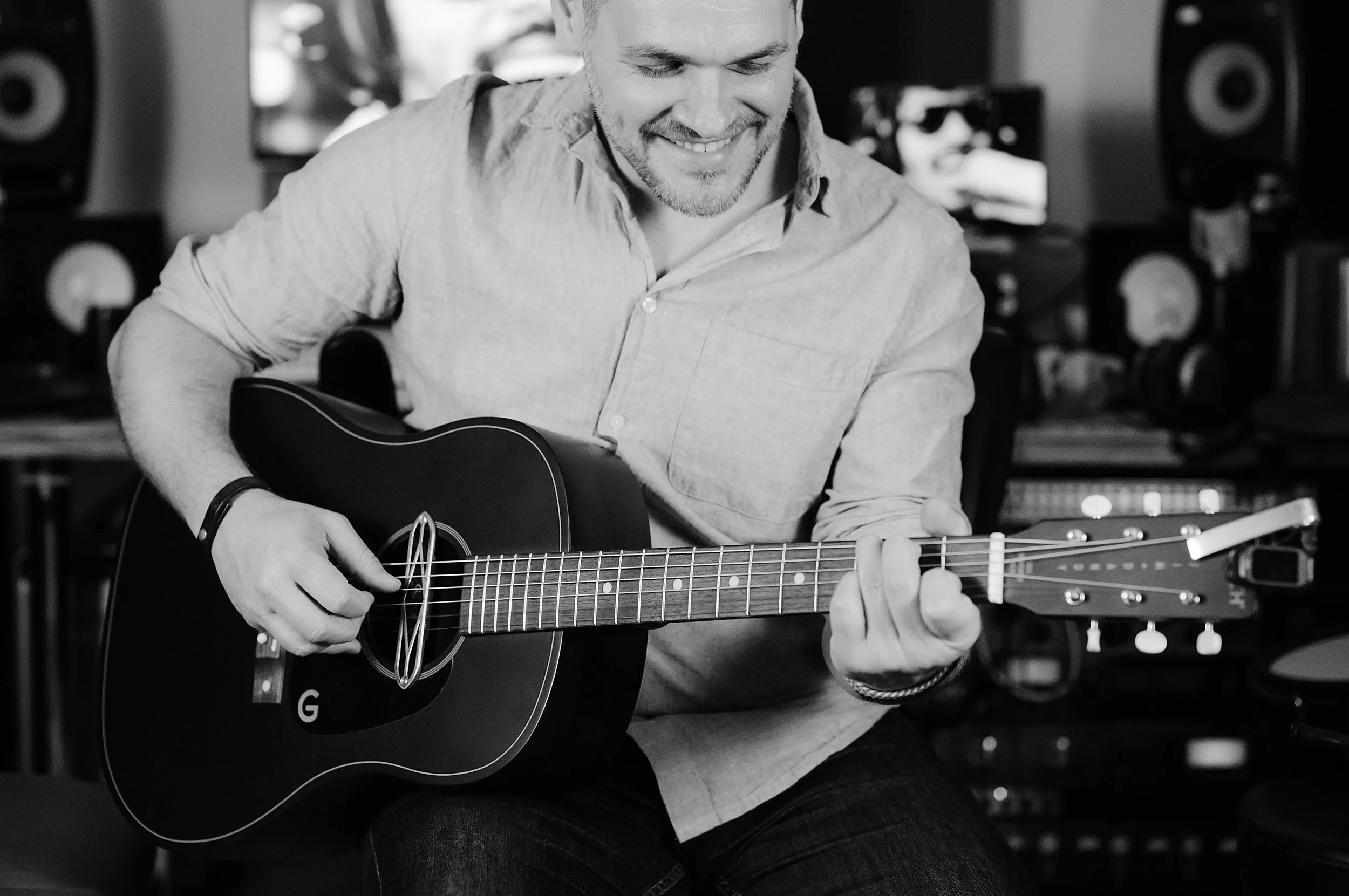 Luca Morisco lead singer of Akira Manera acoustic duo portrait by Letizia Maccarini