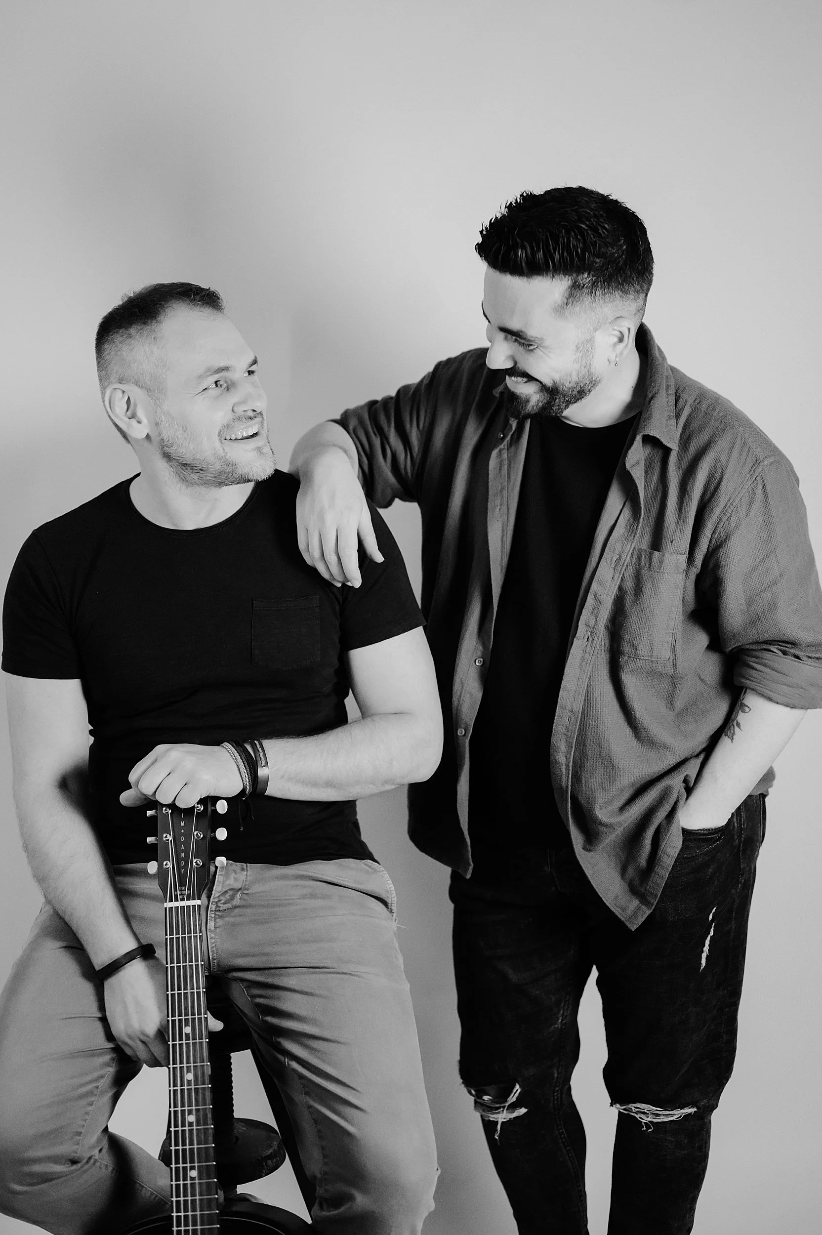 Rock folk acoustic band Akira Manera emotional backstage reportage photography by Letizia Maccarini