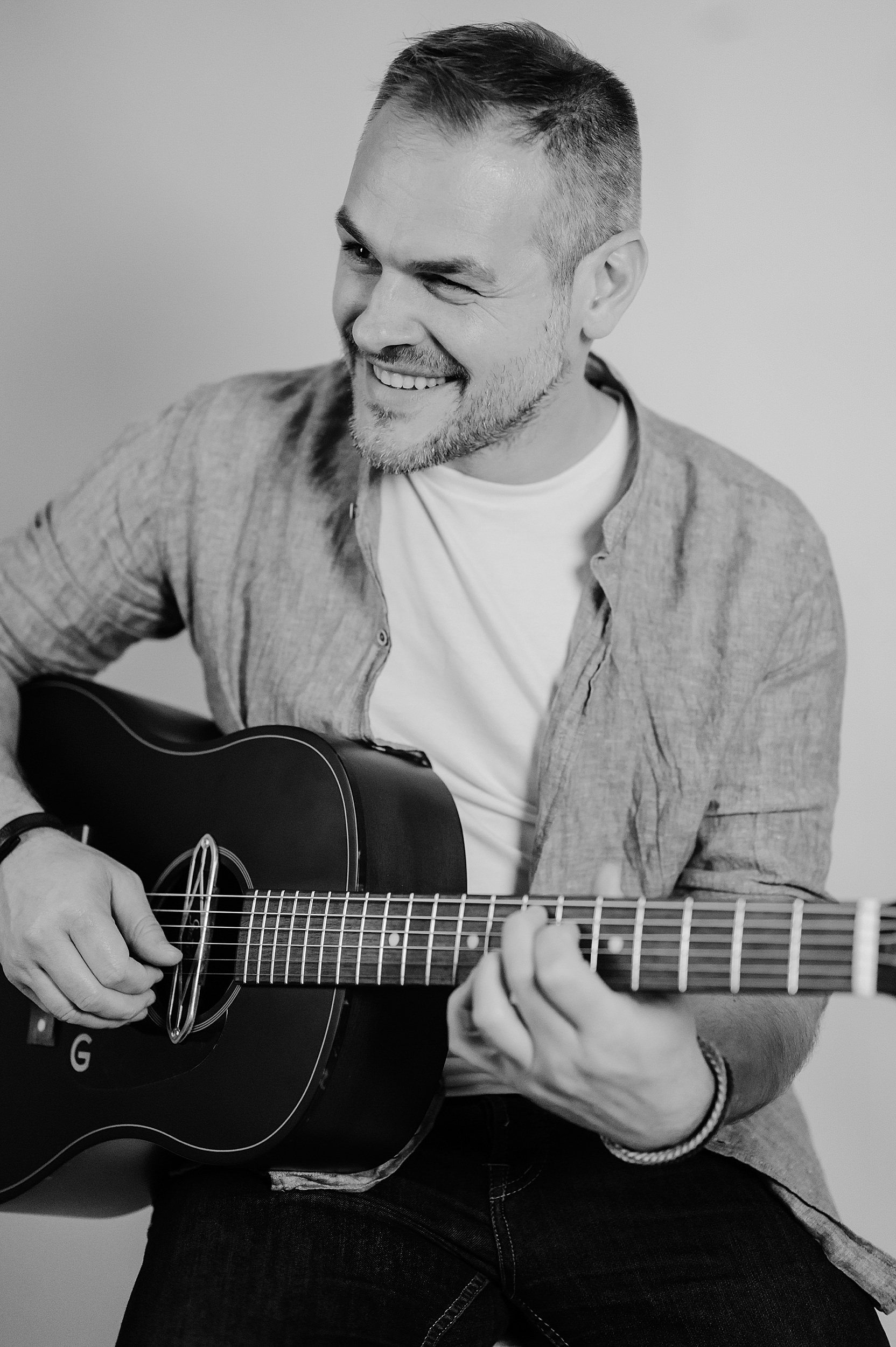Luca Morisco lead singer of Akira Manera acoustic duo portrait by Letizia Maccarini