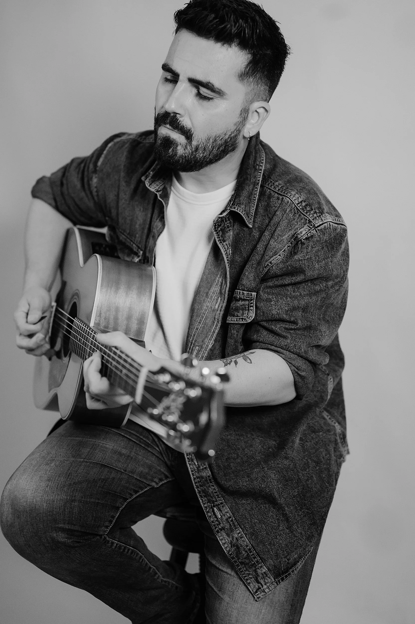 Davide Lomagno acoustic guitar virtuoso Akira Manera portrait by Letizia Maccarini