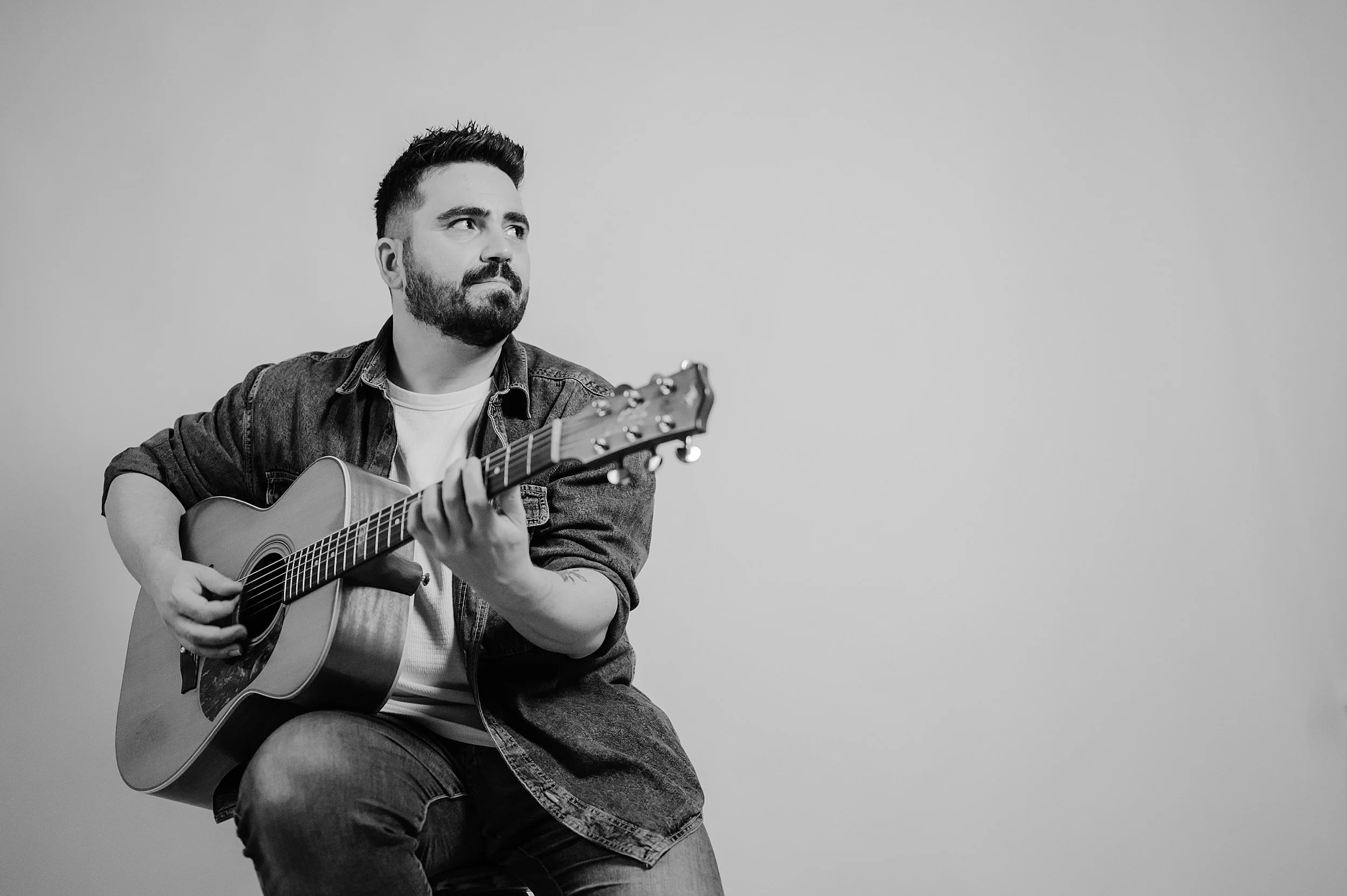 Davide Lomagno acoustic guitar virtuoso Akira Manera portrait by Letizia Maccarini