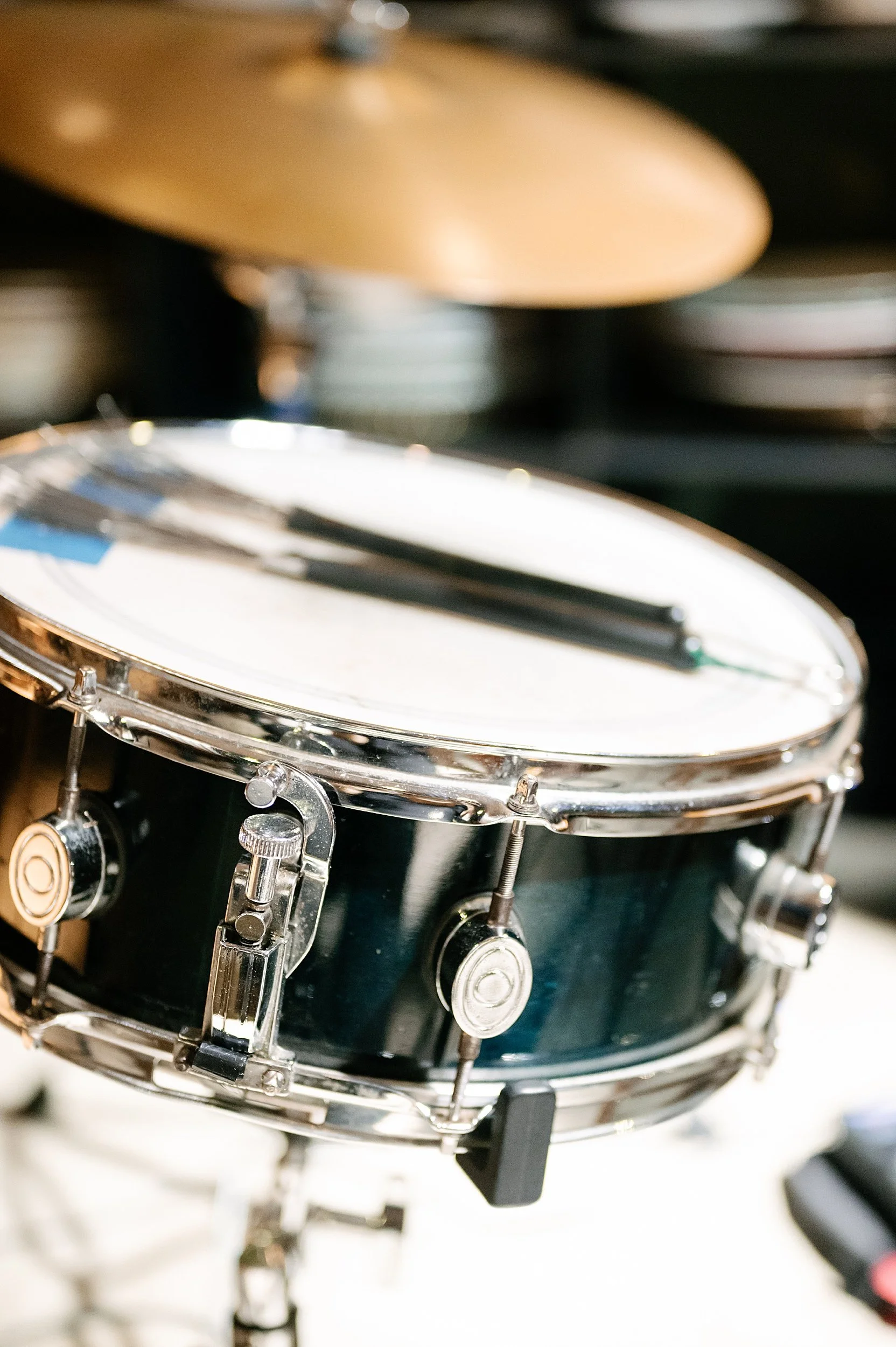 PIASTRA DI UN Tamburello musicale con timpani argentati e corde nere