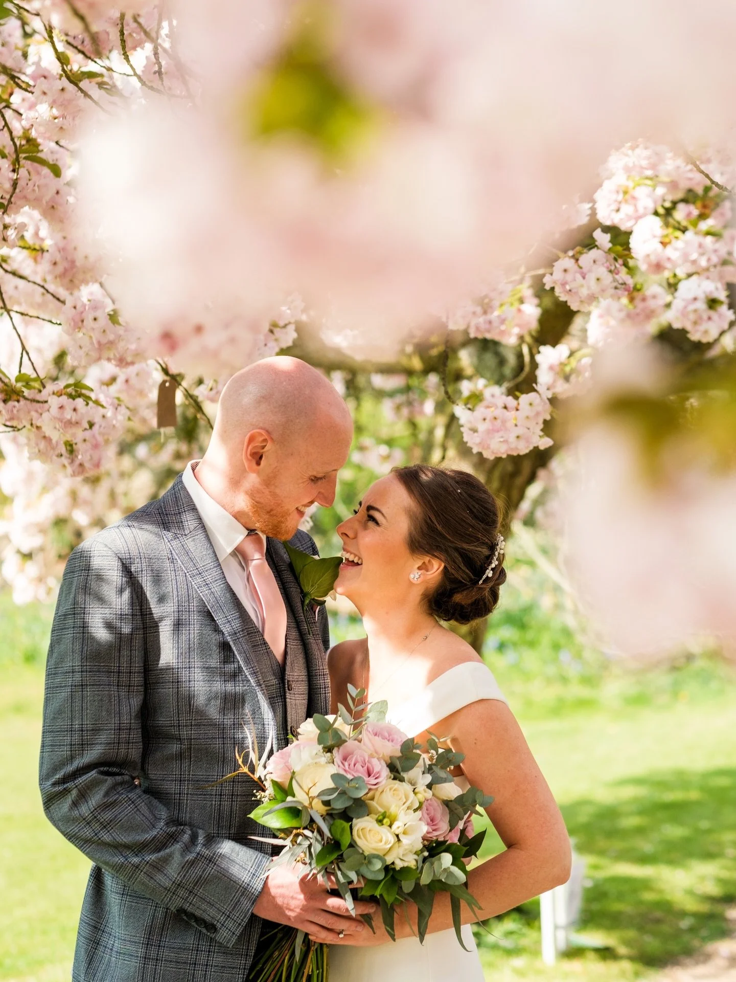 Spring with Laura &amp; Mark

#ukweddingphotographer #coltswoldwedding #cotswoldsweddingphotographer