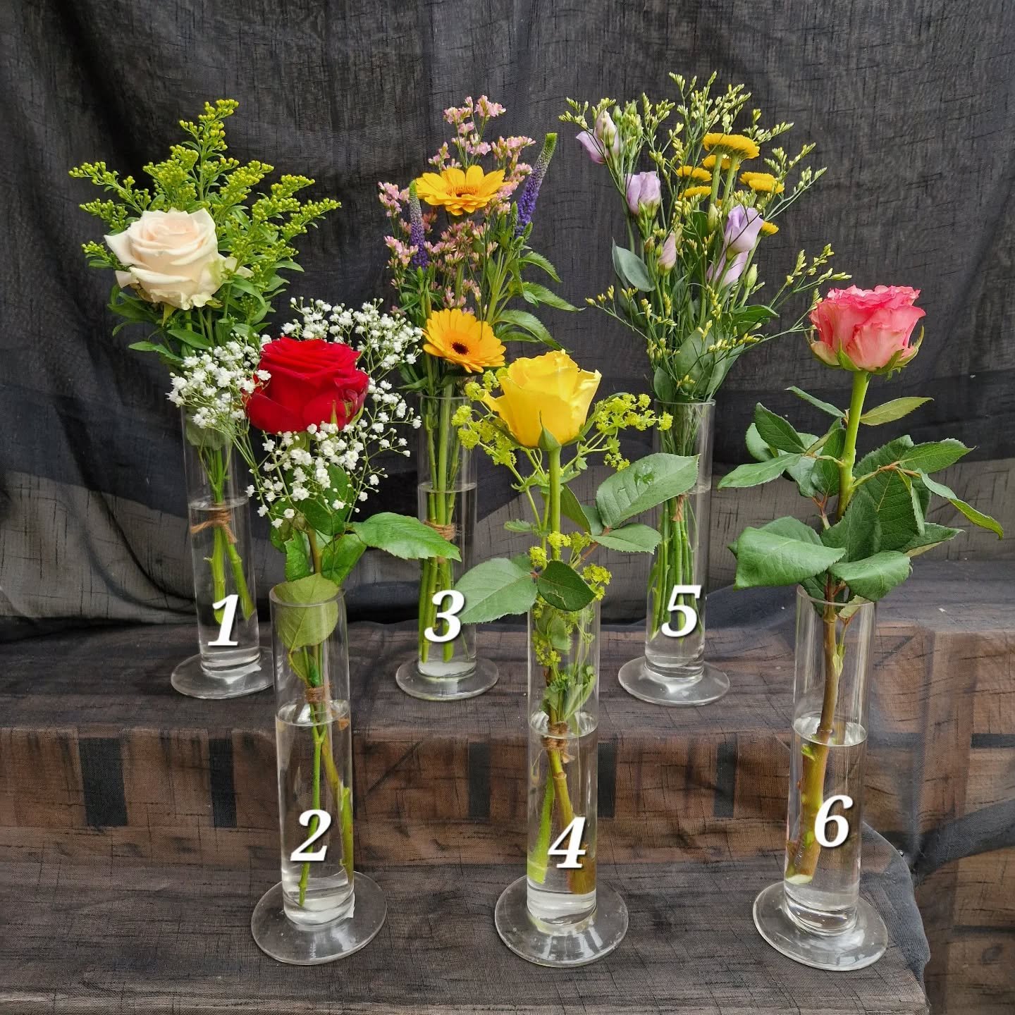 Vill du minska stressen inf&ouml;r studenten?

F&ouml;rboka dina blommor hos oss. P&aring; bilden ser du 6 olika f&ouml;rslag av buketter att v&auml;lja bland. (G&aring;r att f&aring; i flera f&auml;rgvariationer)

1 - 85 kr
2 - 100 kr
3 - 165 kr
4 -