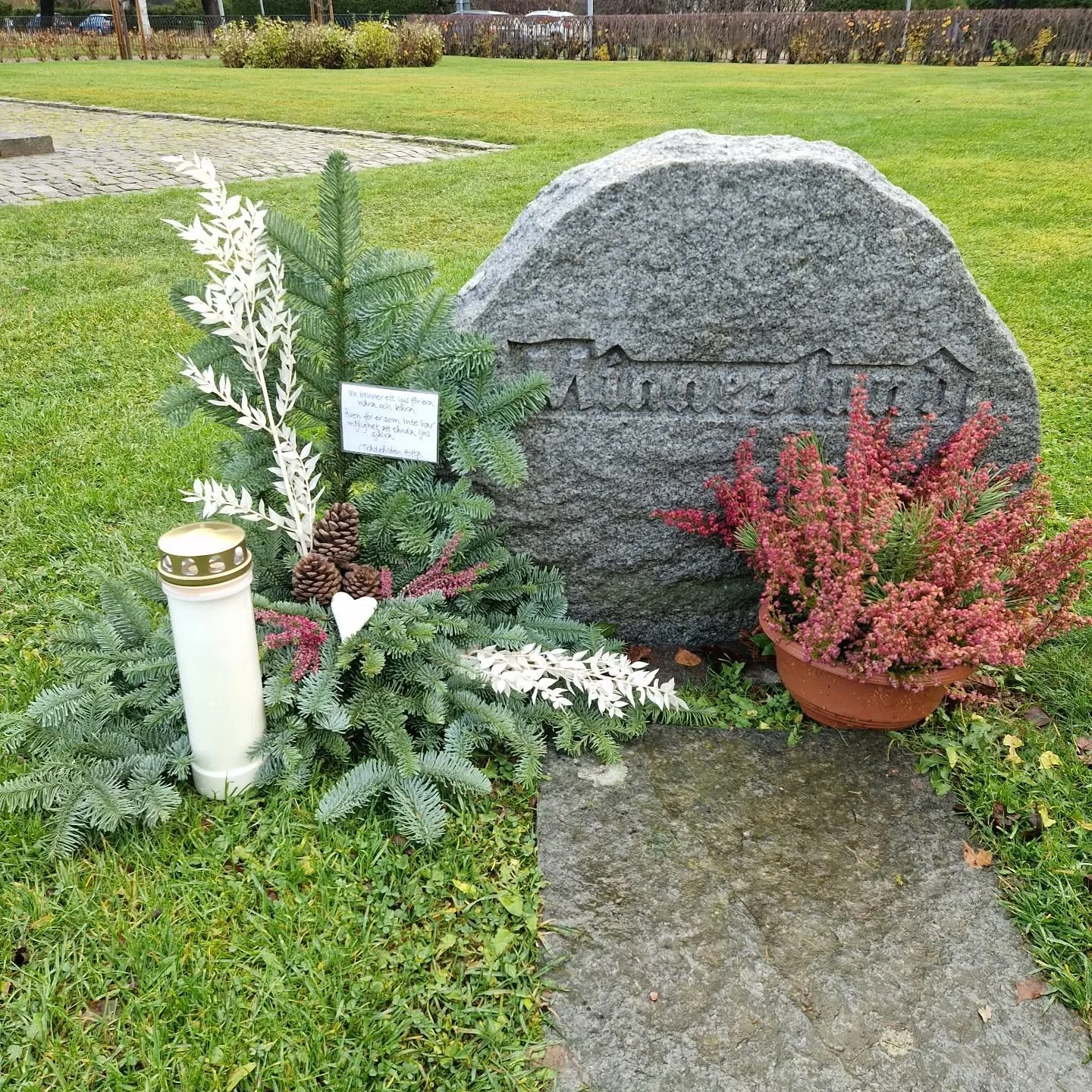 Nu brinner ett ljus f&ouml;r era n&auml;ra och k&auml;ra vid minneslunden i Alfta.

&Auml;ven f&ouml;r er som inte har m&ouml;jlighet att t&auml;nda ljus sj&auml;lva.

&Ouml;nskar er alla en fin Alla helgons helg.