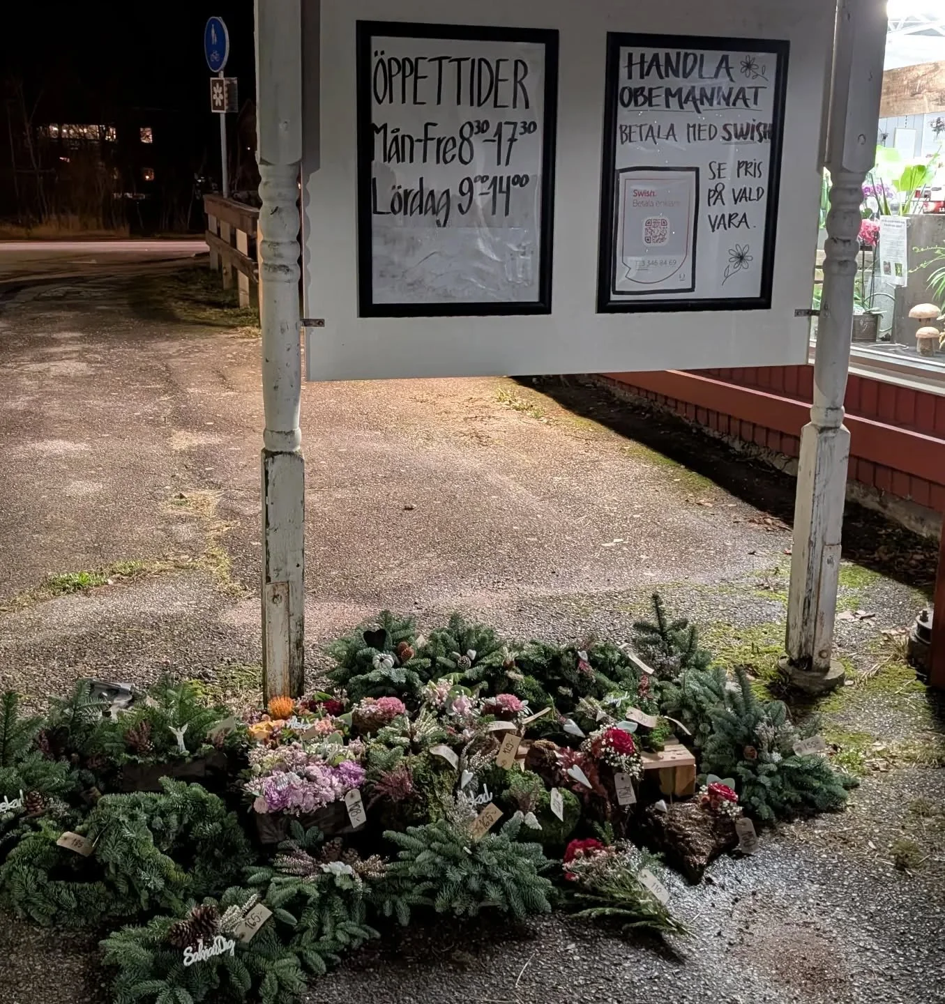 🍁 SWISH &amp; GRAB 🍁

Hann du inte in och k&ouml;pa en gravdekoration idag? Ingen fara, fr&aring;n och med nu och &ouml;ver helgen finns ett g&auml;ng dekorationer utanf&ouml;r v&aring;r port som ni kan handla obemannat via swish. QR-kod till v&ari