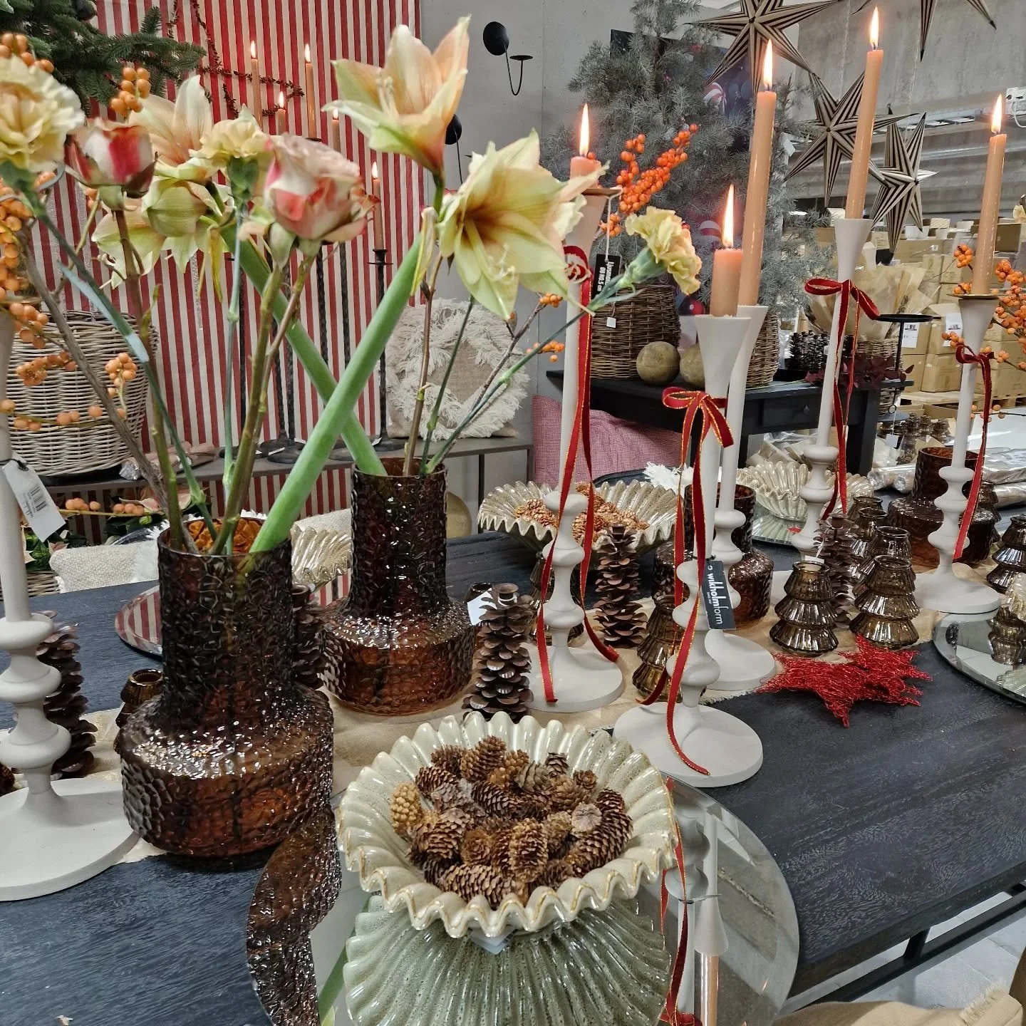 Idag har vi ink&ouml;ps och i inspirationsresa till Uppsala. 
S&aring; roligt att se allt fint och det &auml;r verkligen blommor i l&aring;nga rader. 😍

Imorgon kommer det en massa nytt till butiken. Bland annat den fina cyklamen du ser p&aring; sis