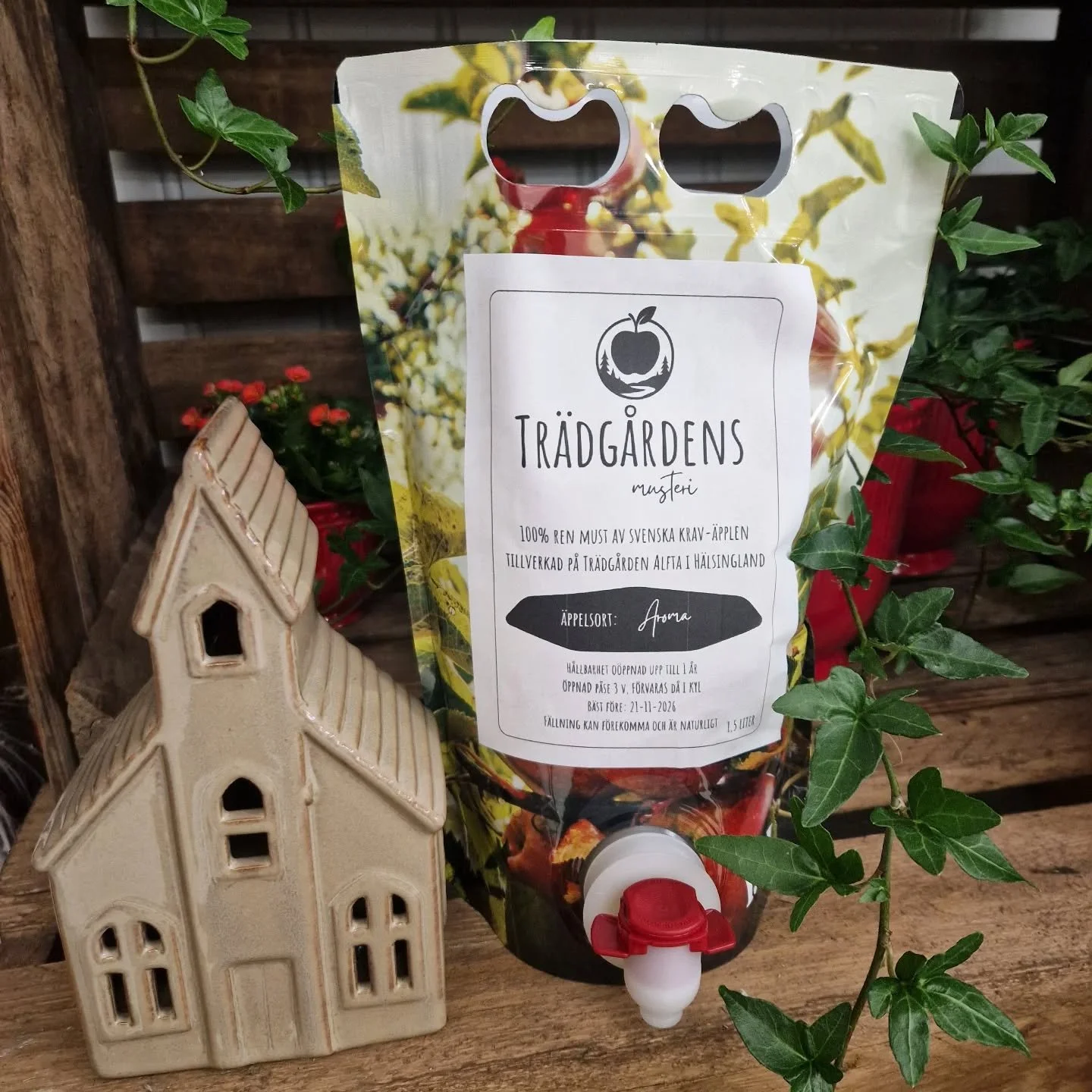 Nu har vi uppdaterat v&aring;r hemsida med bland annat 15 st olika julgrupper, buketter och lite sm&aring;tt och gott som extra krydda.
Bland annat v&aring;r must i tv&aring; storlekar och s&aring; klart v&aring;r gl&ouml;gg.
F&ouml;lj l&auml;nken ne